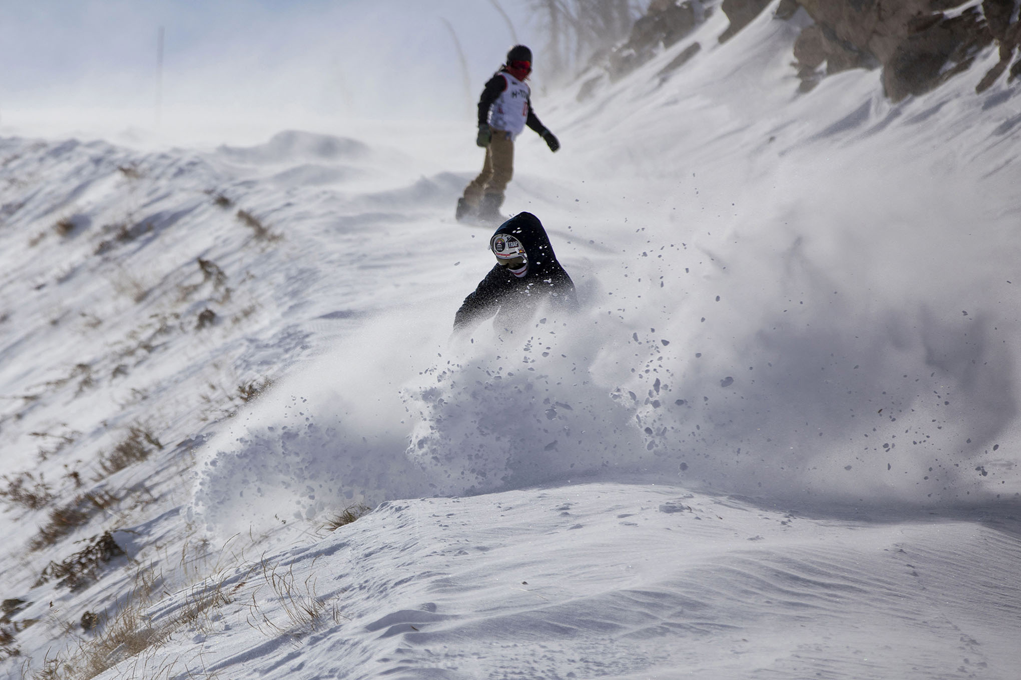 Un snowboarder talla nieve en Bonanza Trail en Wolf Creek Ski Area en Pagosa Springs, Colorado. Wolf Creek es la primera área de esquí en Colorado que abre para la temporada 2020-21, con un total de nieve de 24 pulgadas. Los ascensores Treasure, Bonanza y Nova están en pleno funcionamiento. Debido a COVID-19, todas las instalaciones interiores están cerradas, excepto los baños, se requiere distanciamiento social y uso de máscaras faciales. Foto:Chancey Bush / The Gazette vía AP.