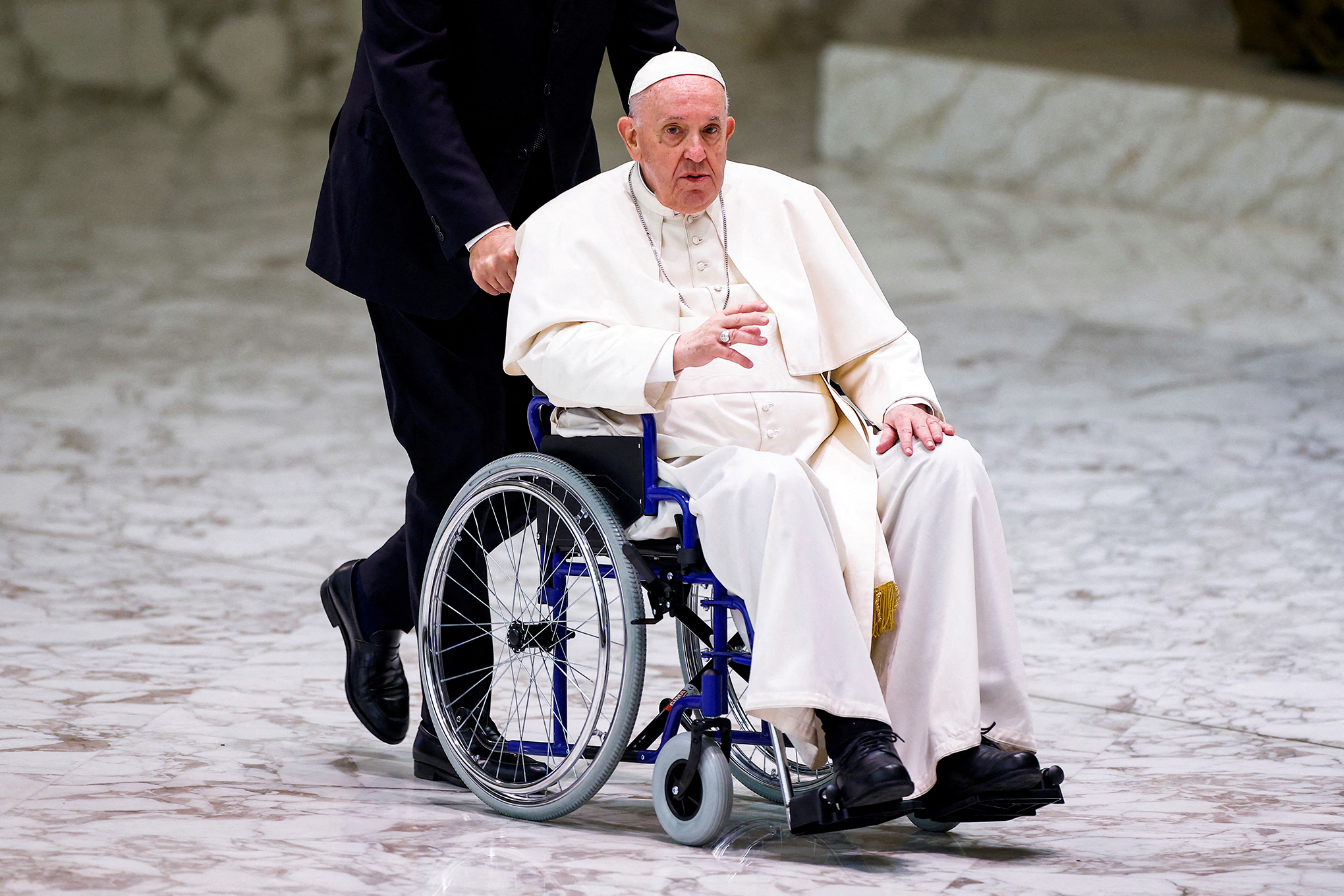 El Papa Francisco llega en silla de ruedas para reunirse con los participantes en la asamblea plenaria de la Unión Internacional de Superiores Generales (IUSG) en el Vaticano, 5 de mayo de 2022. Foto REUTERS/Guglielmo Mangiapane 