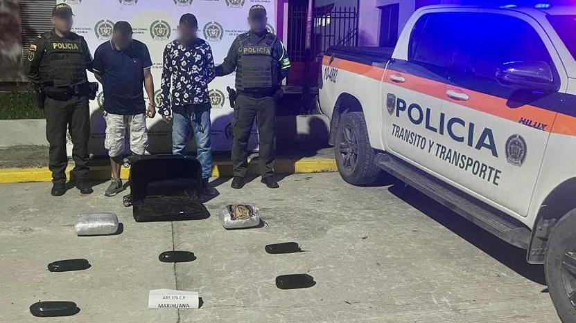 Dos hombres fueron capturados por presuntamente transportar droga dentro de una maleta.