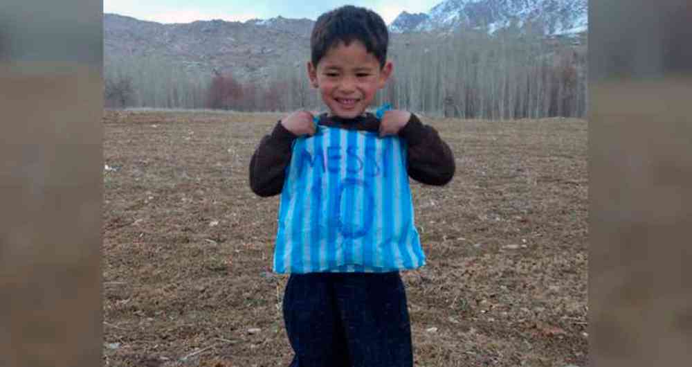 La historia de terror de Murtaza: el niño con la camiseta de plástico viral  de Leo Messi