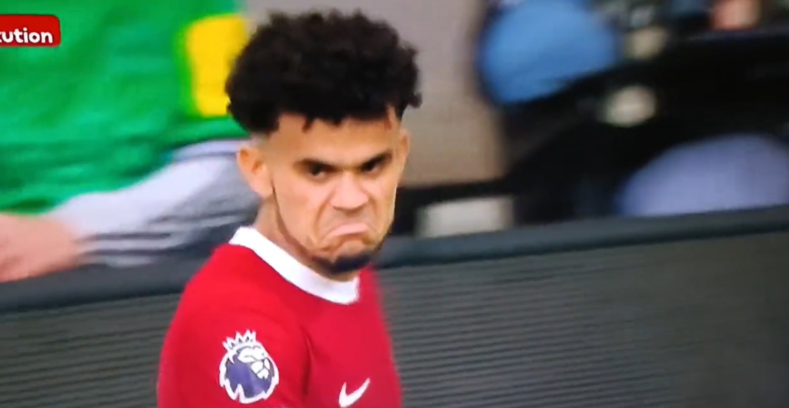 Luis Díaz al momento de salir del campo.