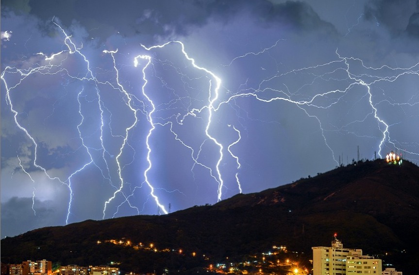 En el mundo mueren 24.000 personas al año por descargas eléctricas de rayos o relámpagos. El más reciente caso en la región se presentó el pasado fin de semana cuando  cinco personas perdieron la vida, luego de recibir la descarga eléctrica de un rayo en el municipio de El Tambo, Cauca; 12 personas más resultaron heridas, entre ellas una menor de edad.