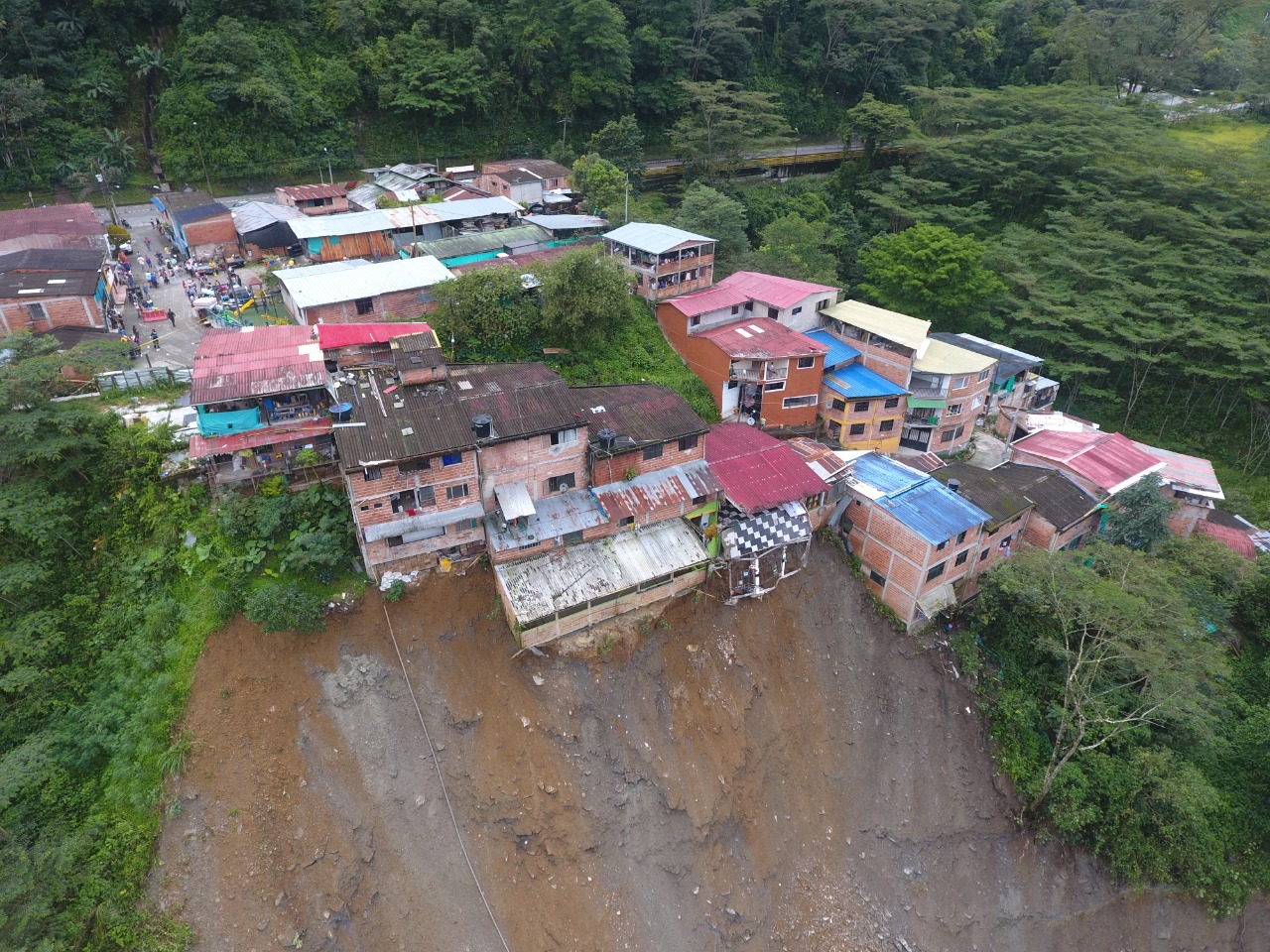 Video: el impresionante momento en el que un deslizamiento de tierra arrasó con varias viviendas en Guayabetal, en vía al Llano