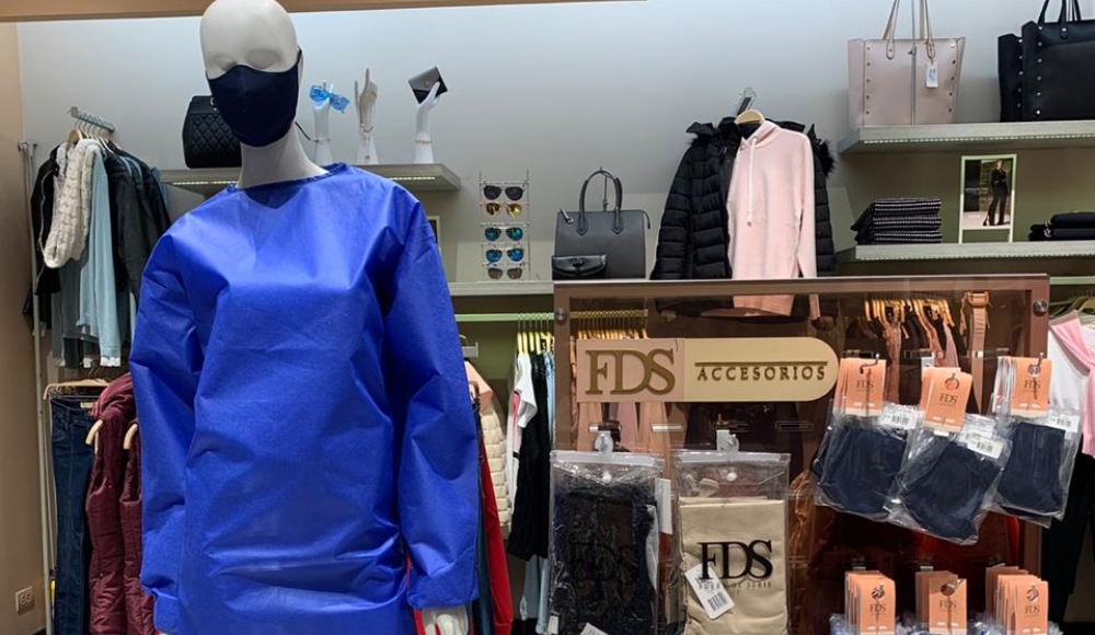 Entre los productos que empezaron a confeccionar están tapabocas, uniformes, batas, gorros y otros productos de bioseguridad que comenzaron a comercializar en diferentes canales incluidos algunas tiendas de la compañía.