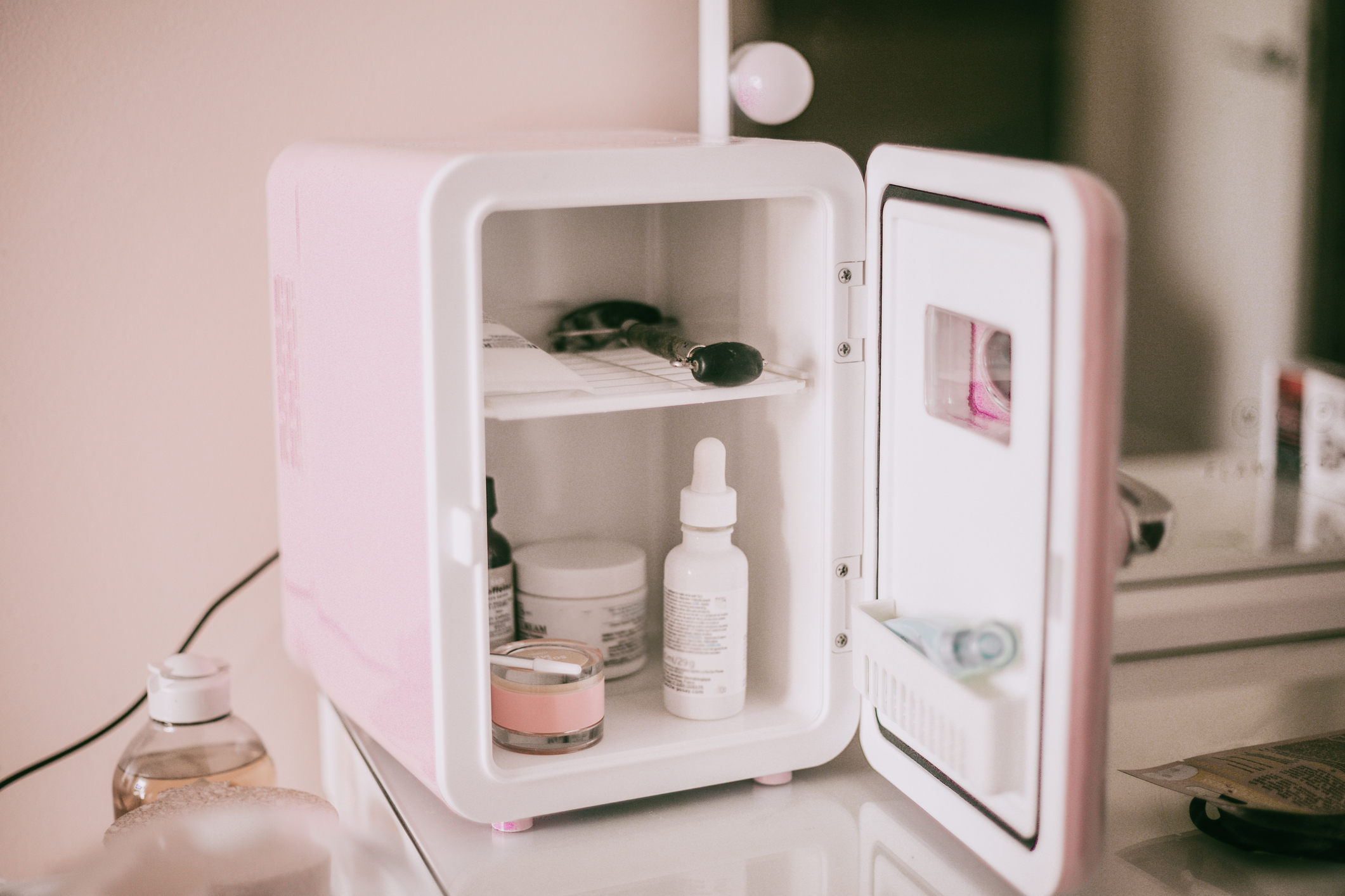 Razones por las que el maquillaje y los productos de skincare se deben guardar en la nevera.