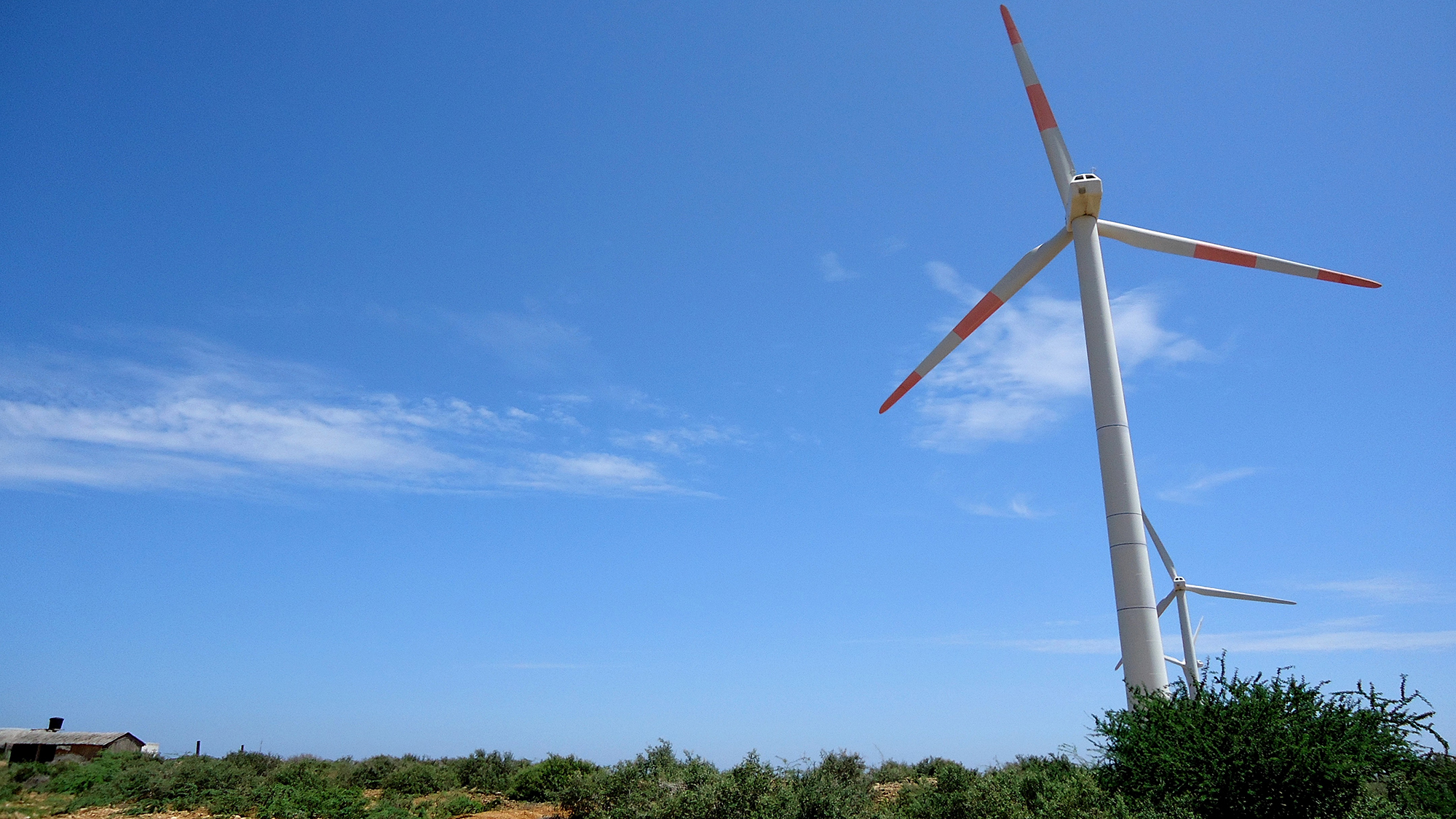 Cielo azul y un aerogenerador en el desierto de la Guajira