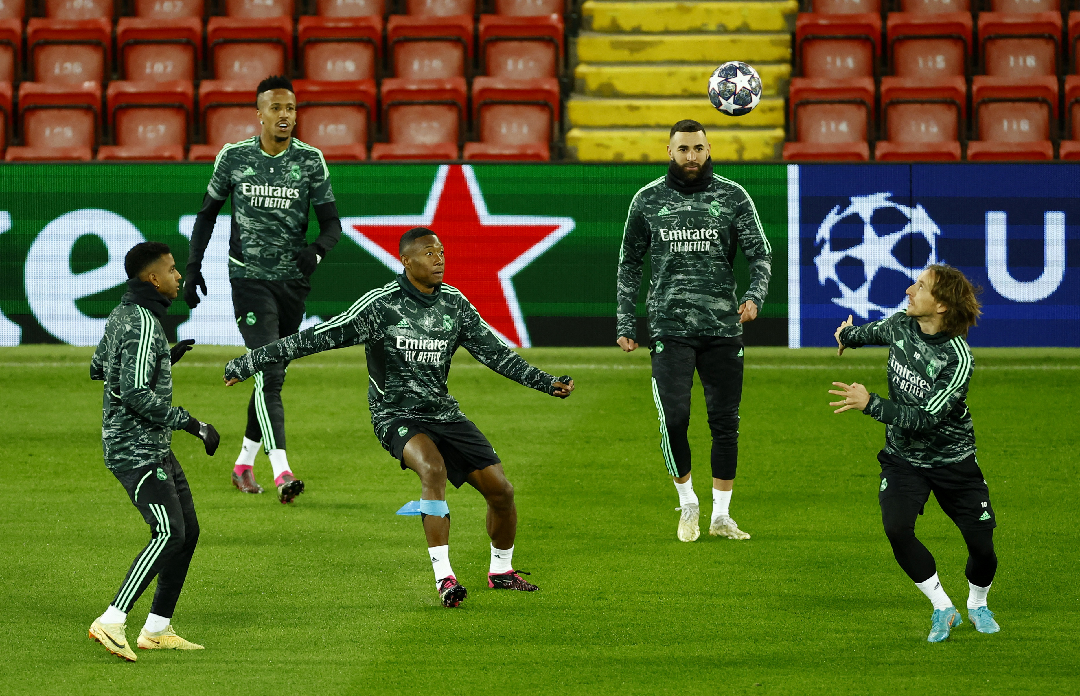 David Alaba, compañero de Benzema en el Real Madrid es el señalado por los fanáticos.