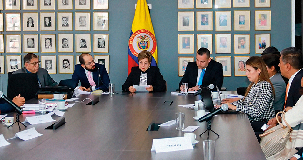 En la mesa de concertación para la reforma laboral participan representantes de las empresas y de los trabajadores. Aunque se acabarían los contratos a término fijo, estos se permitirían en actividades como la construcción y el agro. Asimismo, se buscará una mayor protección laboral de los trabajadores en plataformas de domicilio o de las modelos webcam.