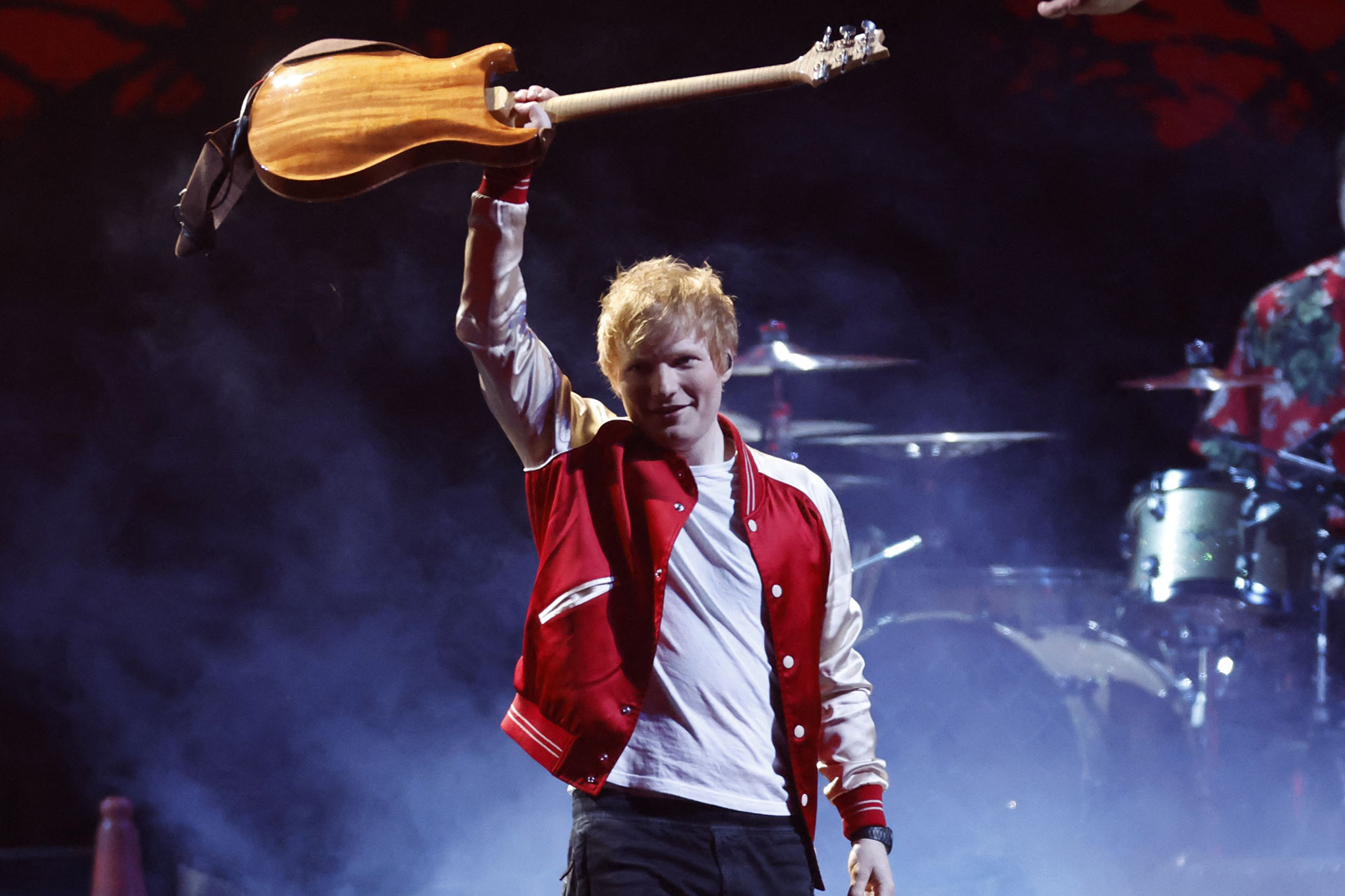 Ed Sheeran actúa en los Brit Awards en el O2 Arena de Londres. Foto 2022 REUTERS/Peter Cziborra
