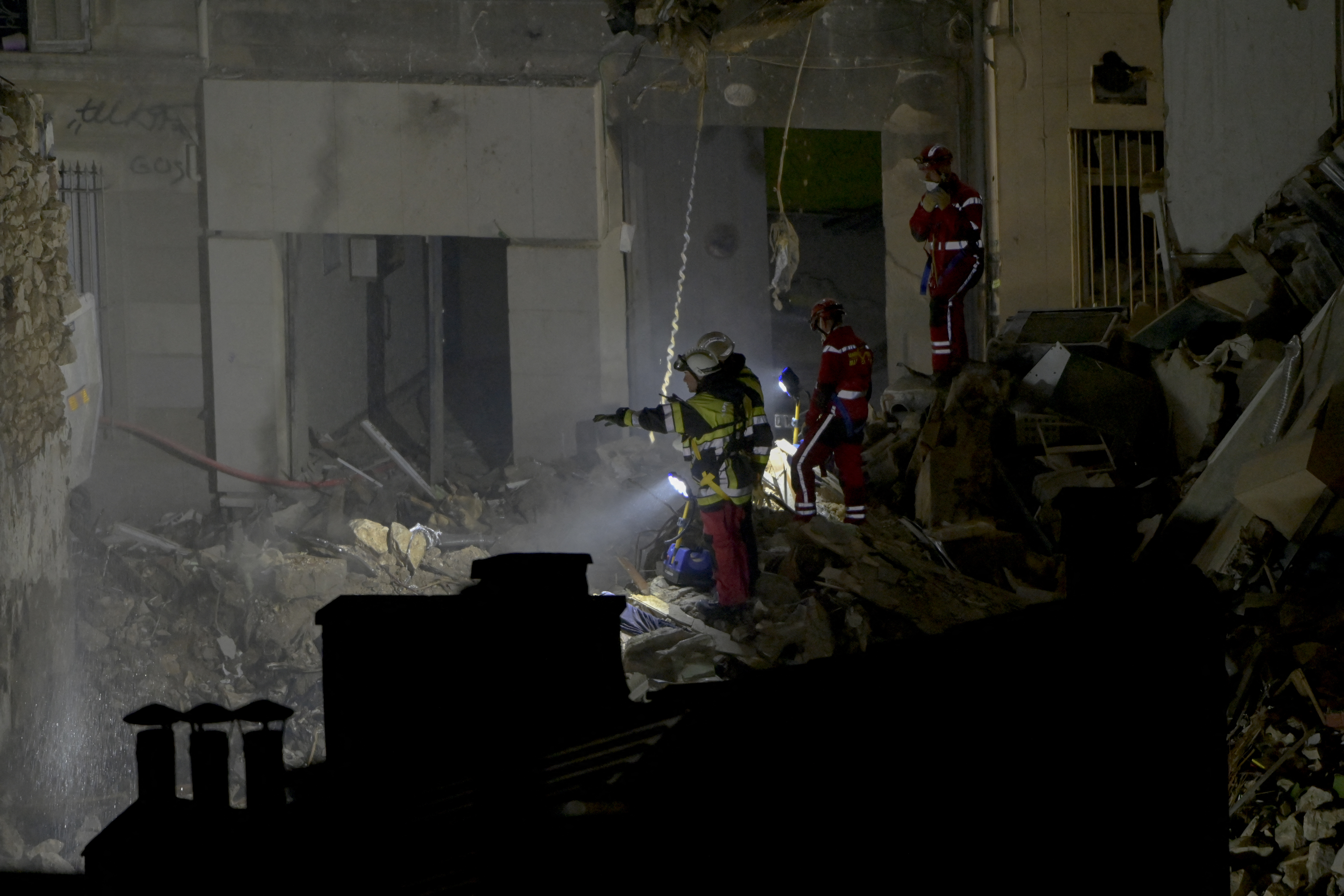 Los servicios de emergencia han evacuado a casi 200 personas luego del derrumbe provocado por una explosión (Photo by CLEMENT MAHOUDEAU / AFP)