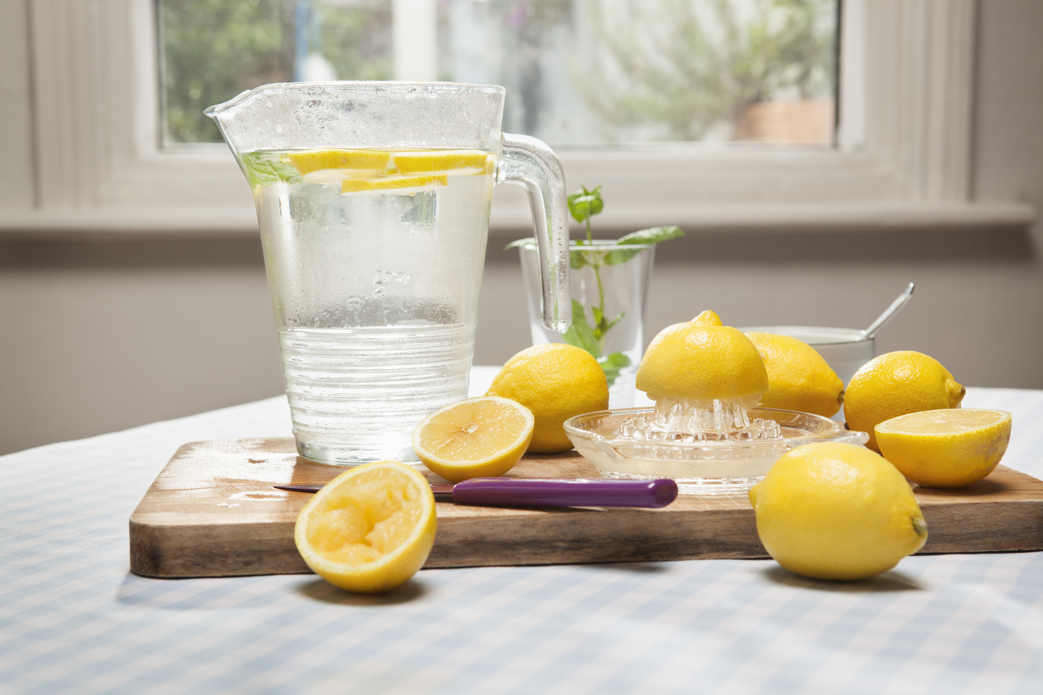 Agua Con Limón En La Jarra De Cristal. Enfoque Selectivo Fotos