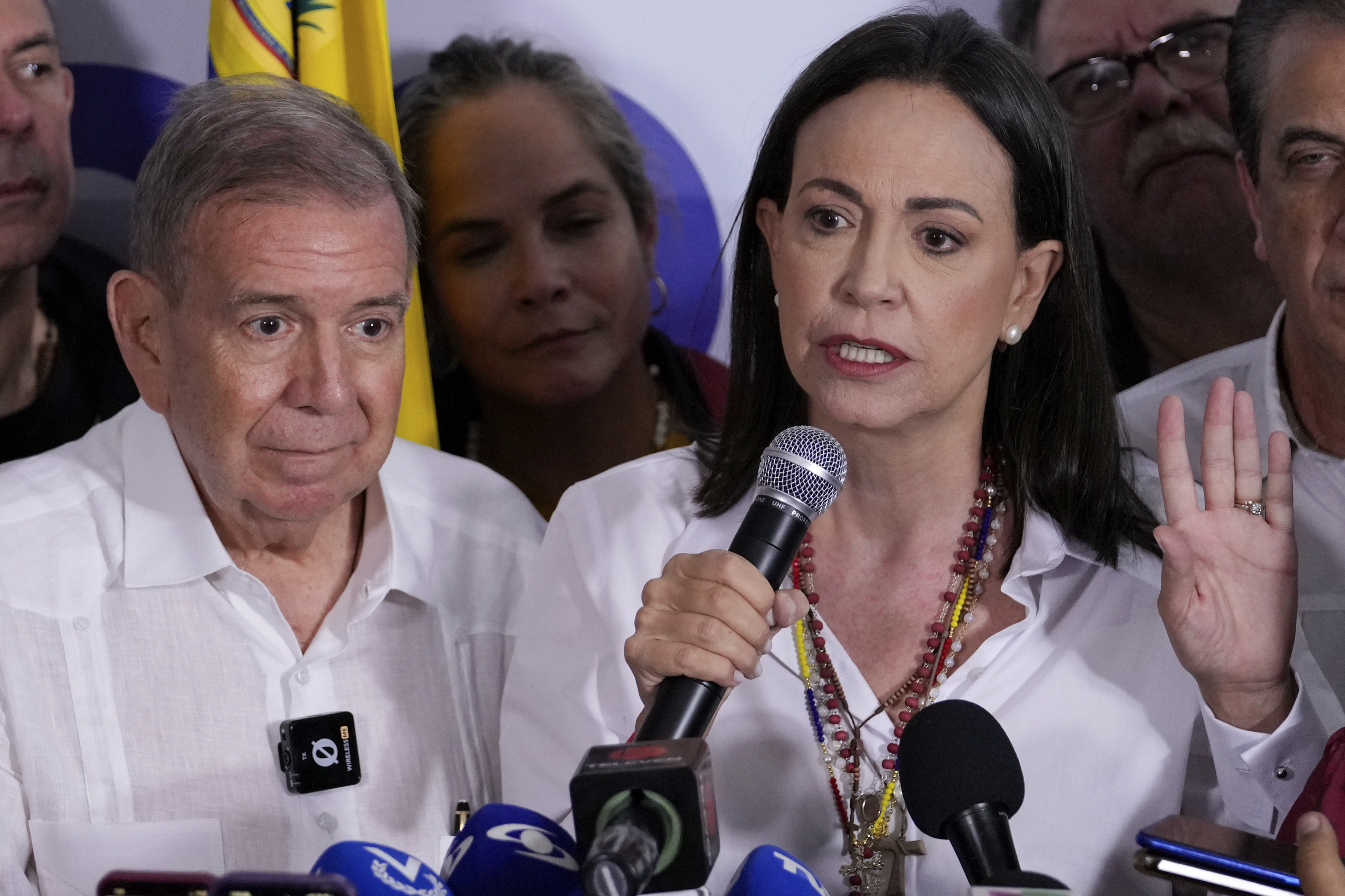 La líder opositora María Corina Machado (derecha) y el candidato presidencial Edmundo González dan una conferencia de prensa después de que las autoridades electorales declararan al presidente Nicolás Maduro ganador de las elecciones presidenciales en Caracas, Venezuela, el lunes 29 de julio de 2024. (Foto AP/Matías Delacroix)