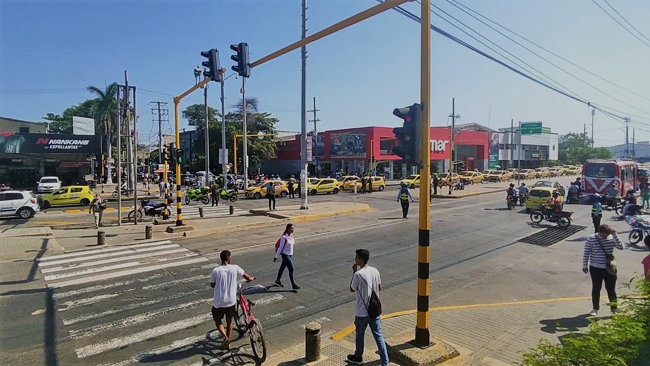 Paro de taxistas en Cartagena a la altura de los Cuatro Vientos en la Avenida Pedro de Heredia.