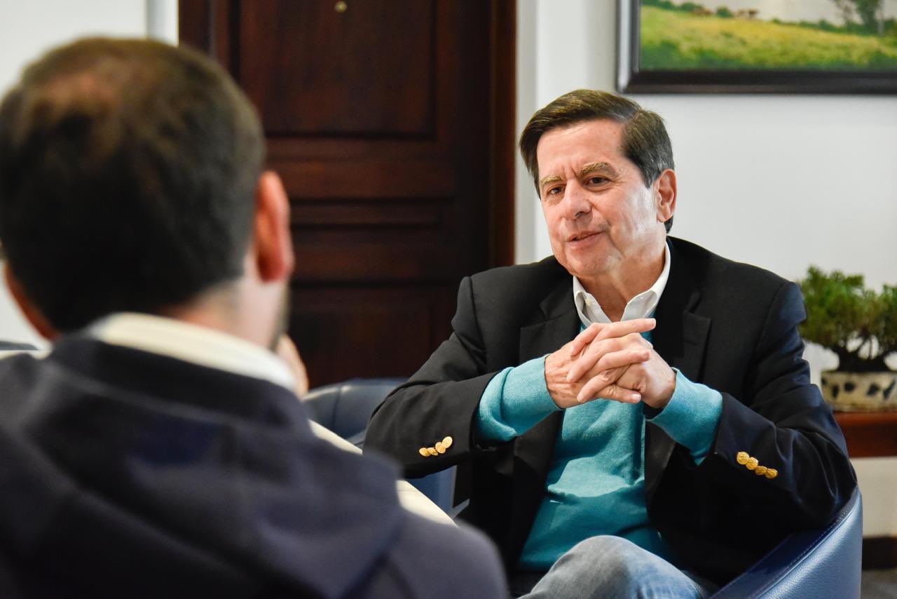 Juan Fernando Cristo, ministro del Interior, acompañado del alcalde de Bogotá, Carlos Fernando Galán.