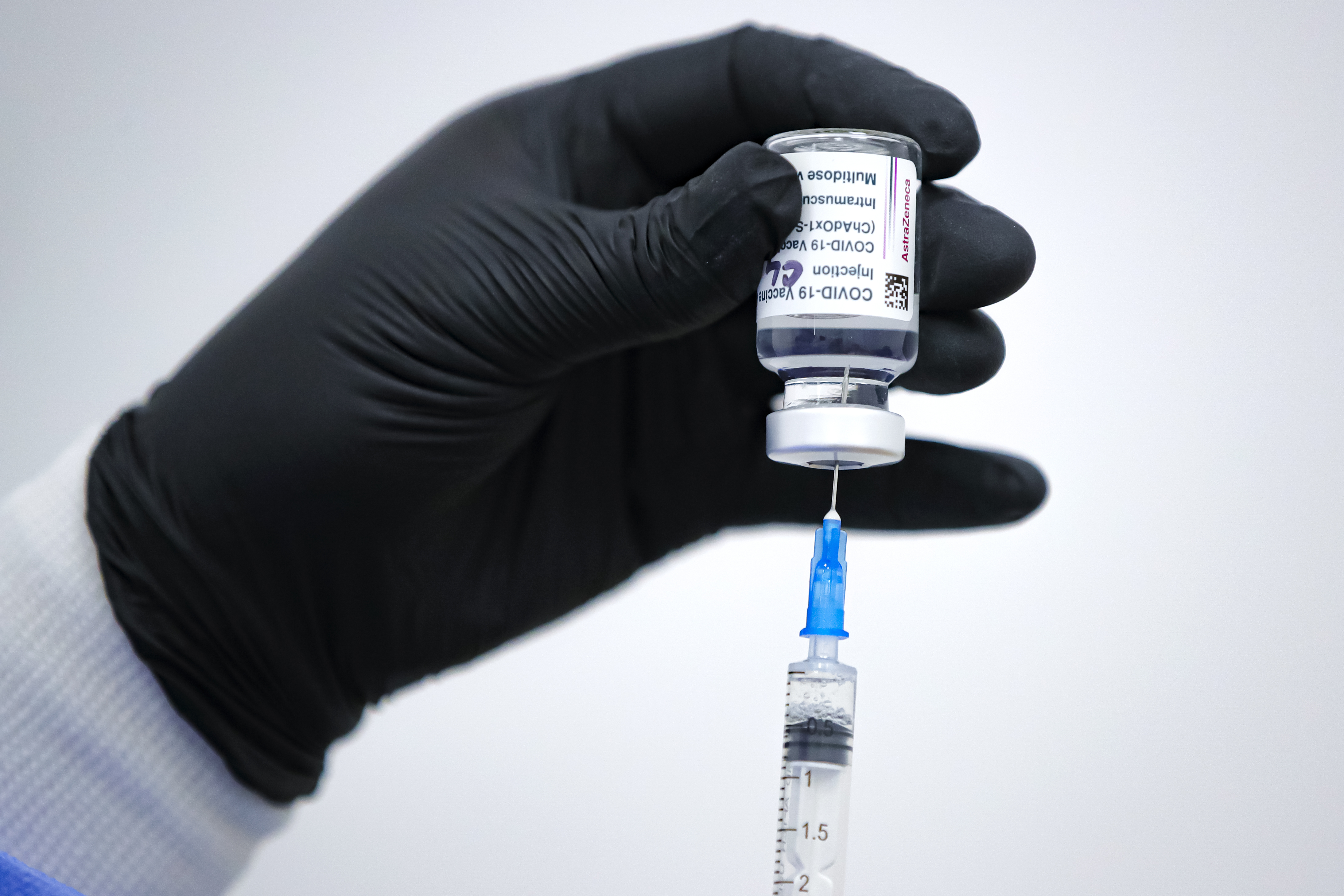 Illa anuncia que las primeras dosis de la vacuna de Moderna llegarán a  partir de la semana que viene