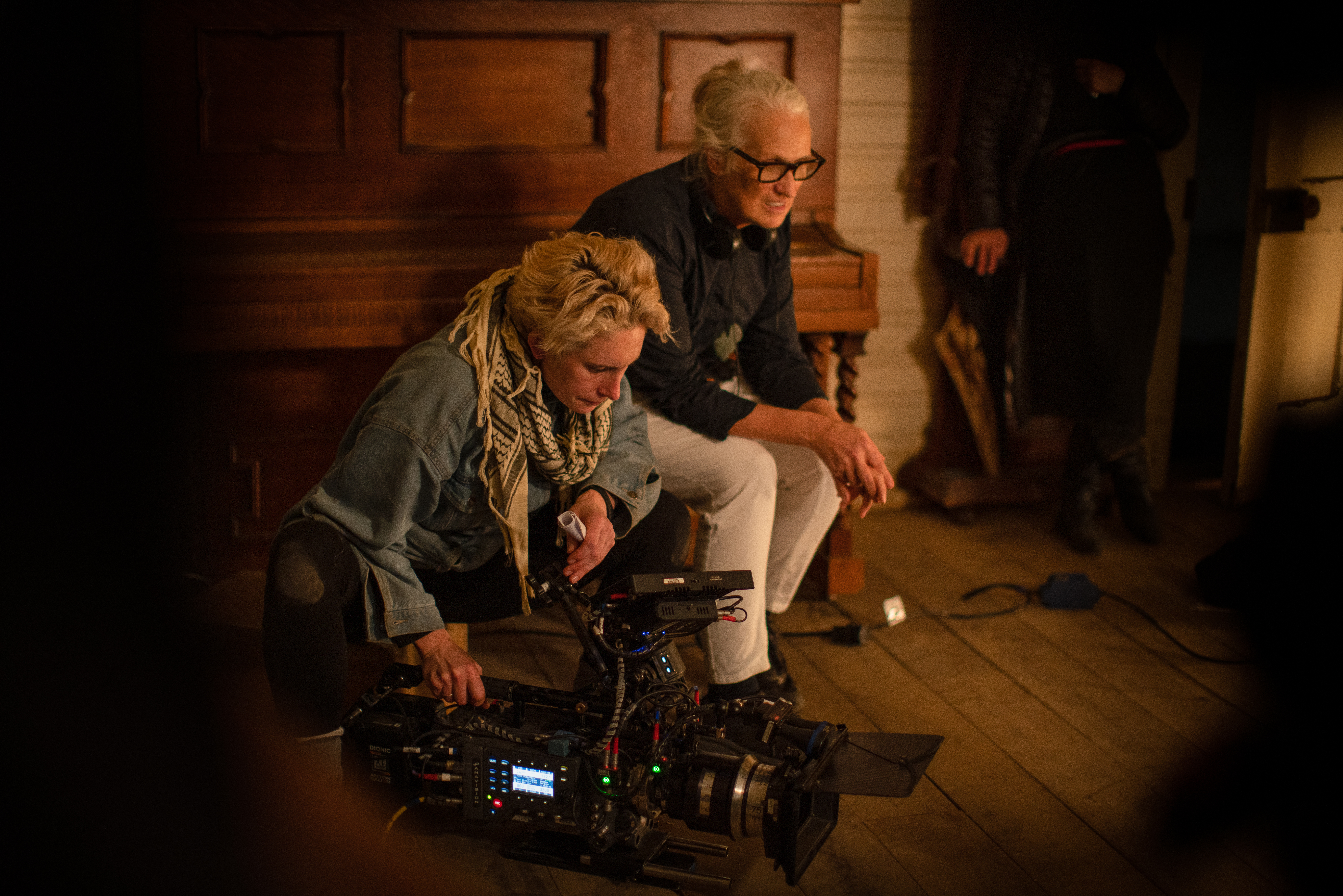 THE POWER OF THE DOG (L to R): ARI WEGNER (DIRECTOR OF PHOTOGRAPHY), JANE CAMPION (DIRECTOR,PRODUCER) in THE POWER OF THE DOG. Cr. KIRSTY GRIFFIN/NETFLIX © 2021