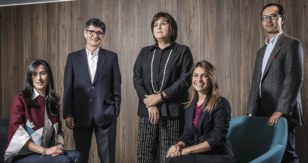 De izquierda a derecha, Adriana Lucía Navas, directora de Comunicaciones y Mercadeo; Gustavo Ramírez, vicepresidente de Inversiones; María Lorena Gutiérrez, presidenta; Paula Durán, directora de Sostenibilidad, y Alejandro Sánchez, vicepresidente ejecutivo de Banca de Inversión.