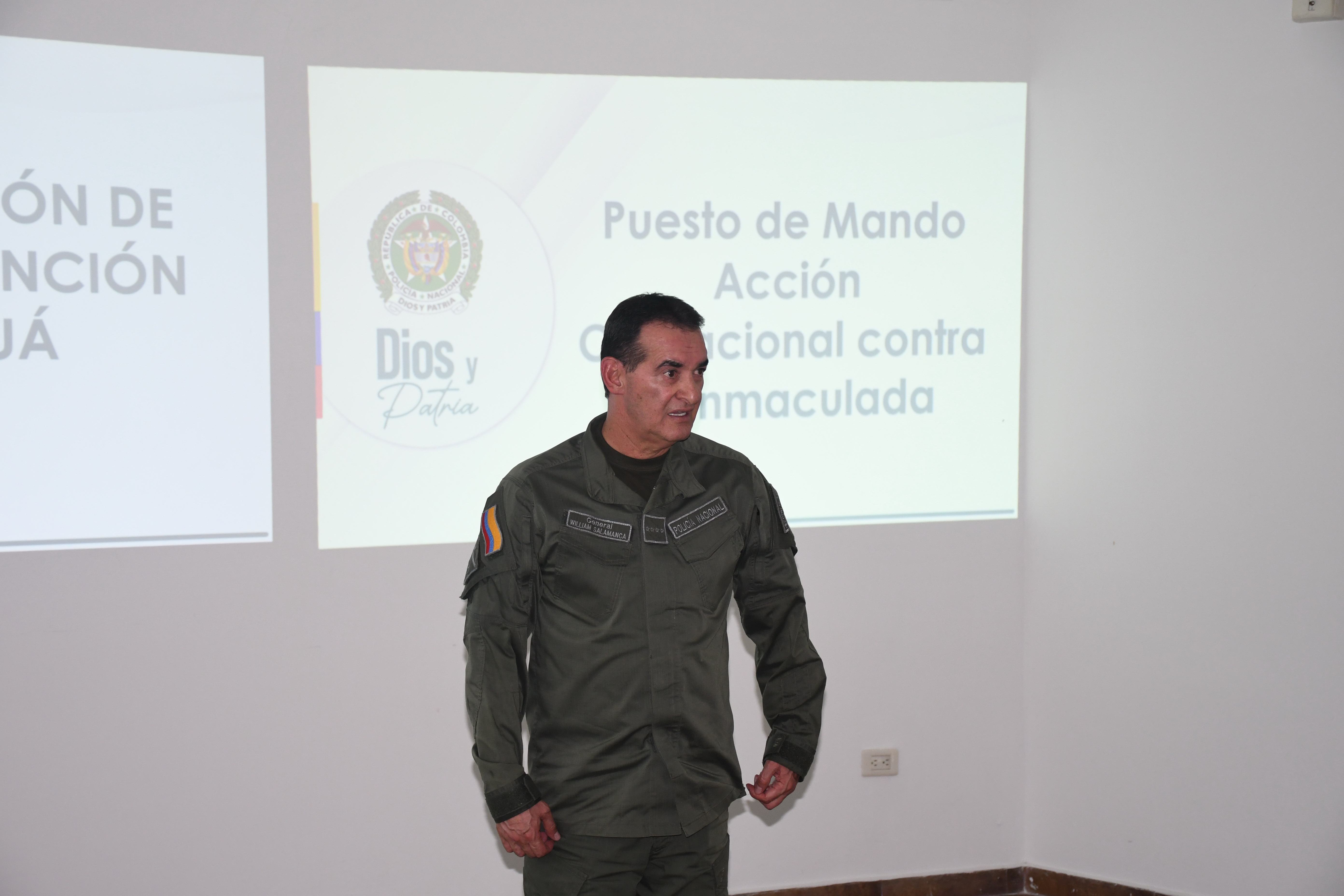 Tuluá: Situación de orden público en Tuluá. Consejo de Seguridad, comandante de la Policía General William René Salamanca Ramírez. Junto alcalde de Tuluá, Gustavo Vélez. foto José L Guzmán. El País