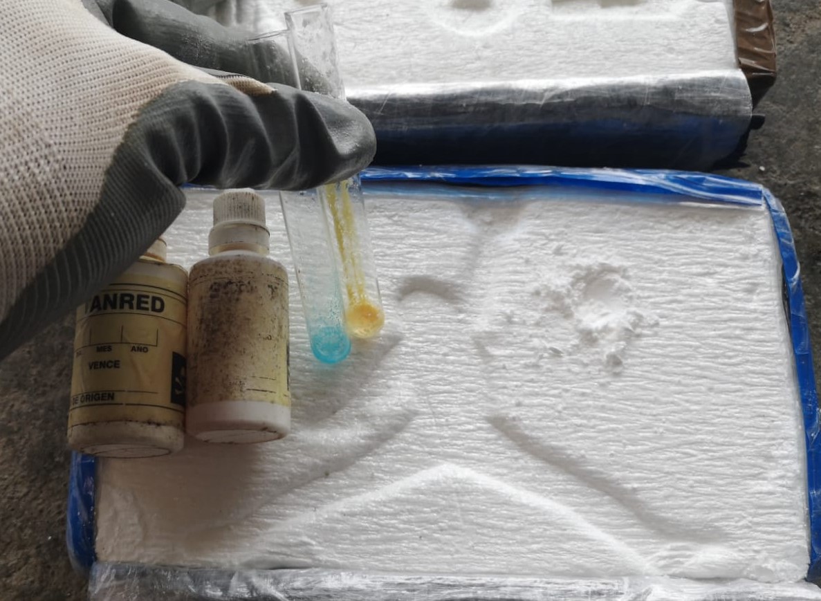 Operativos de la Armada contra el narcotráfico dejan cerca de una tonelada de cocaína decomisada en el caribe y en el pacífico colombiano.