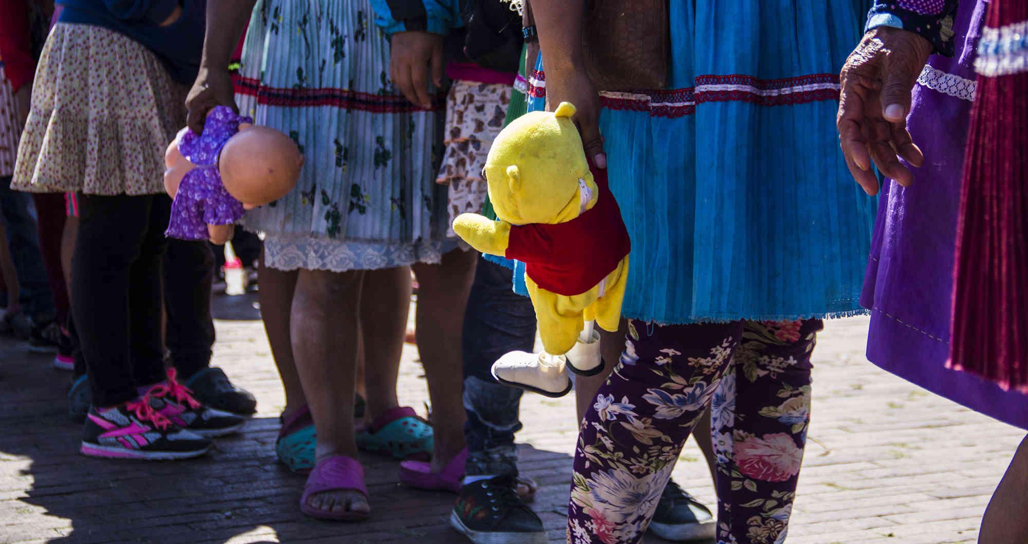 Mujeres y niñas hacen fila para recibir comida de donaciones. Foto Santiago Ramírez