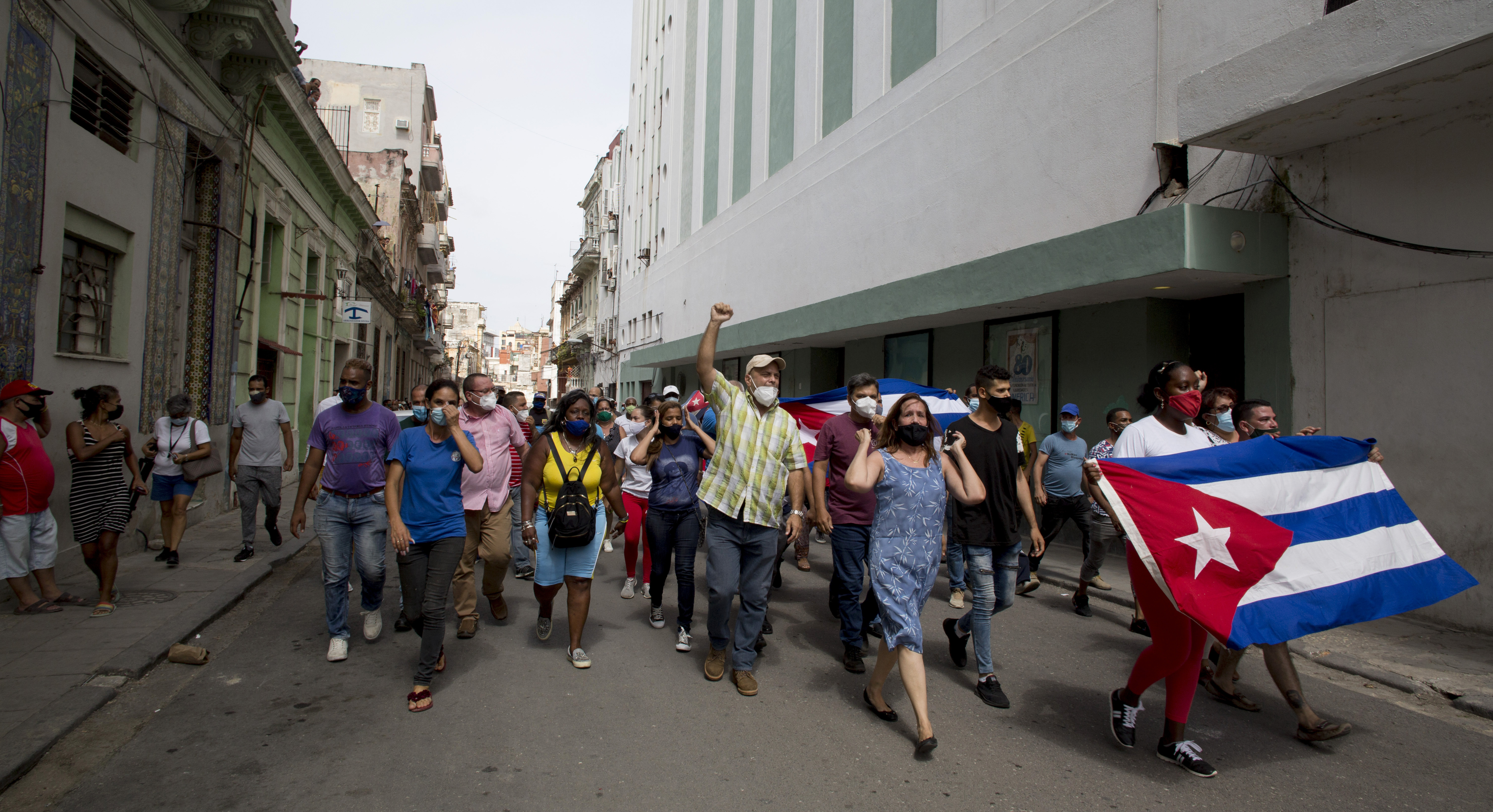 Partidarios del gobierno marchan en La Habana, Cuba, el domingo 11 de julio de 2021, poco antes de una protesta contra el gobierno. Cientos de manifestantes salieron a las calles en varias ciudades de Cuba para protestar contra la actual escasez de alimentos y los altos precios de los alimentos. (Foto AP / Ismael Francisco)