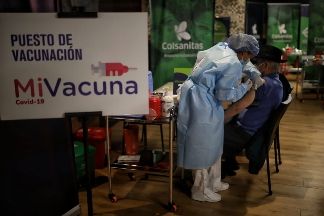 Más de 1.000 personas se habrían colado en el proceso de vacunación contra  el coronavirus, informa la Contraloría
