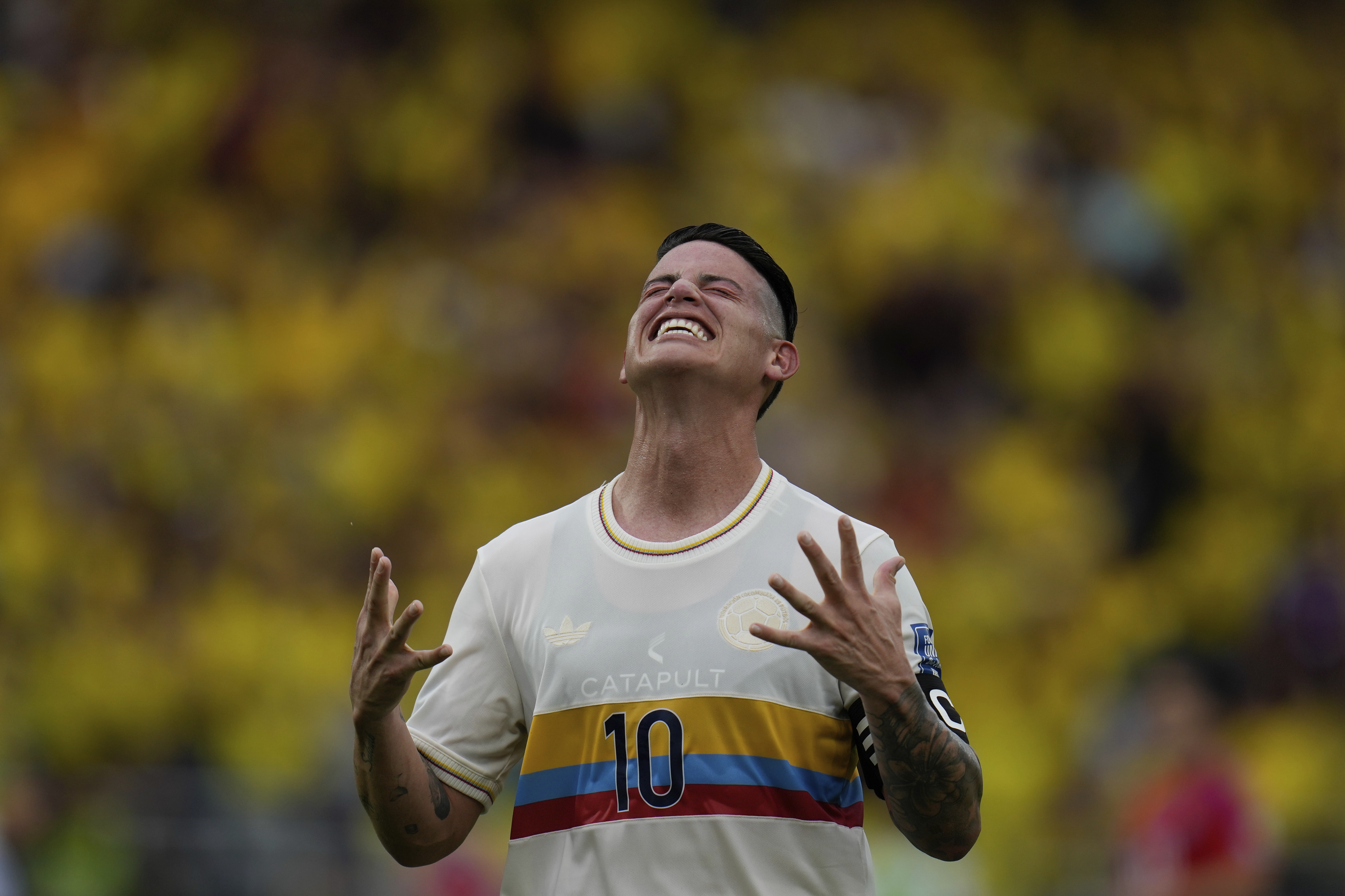 El colombiano James Rodríguez hace un gesto durante un partido de clasificación para la Copa Mundial de la FIFA 2026 contra Chile en el estadio Metropolitano Roberto Meléndez en Barranquilla, Colombia, el martes 15 de octubre de 2024. (Foto AP/Fernando Vergara)