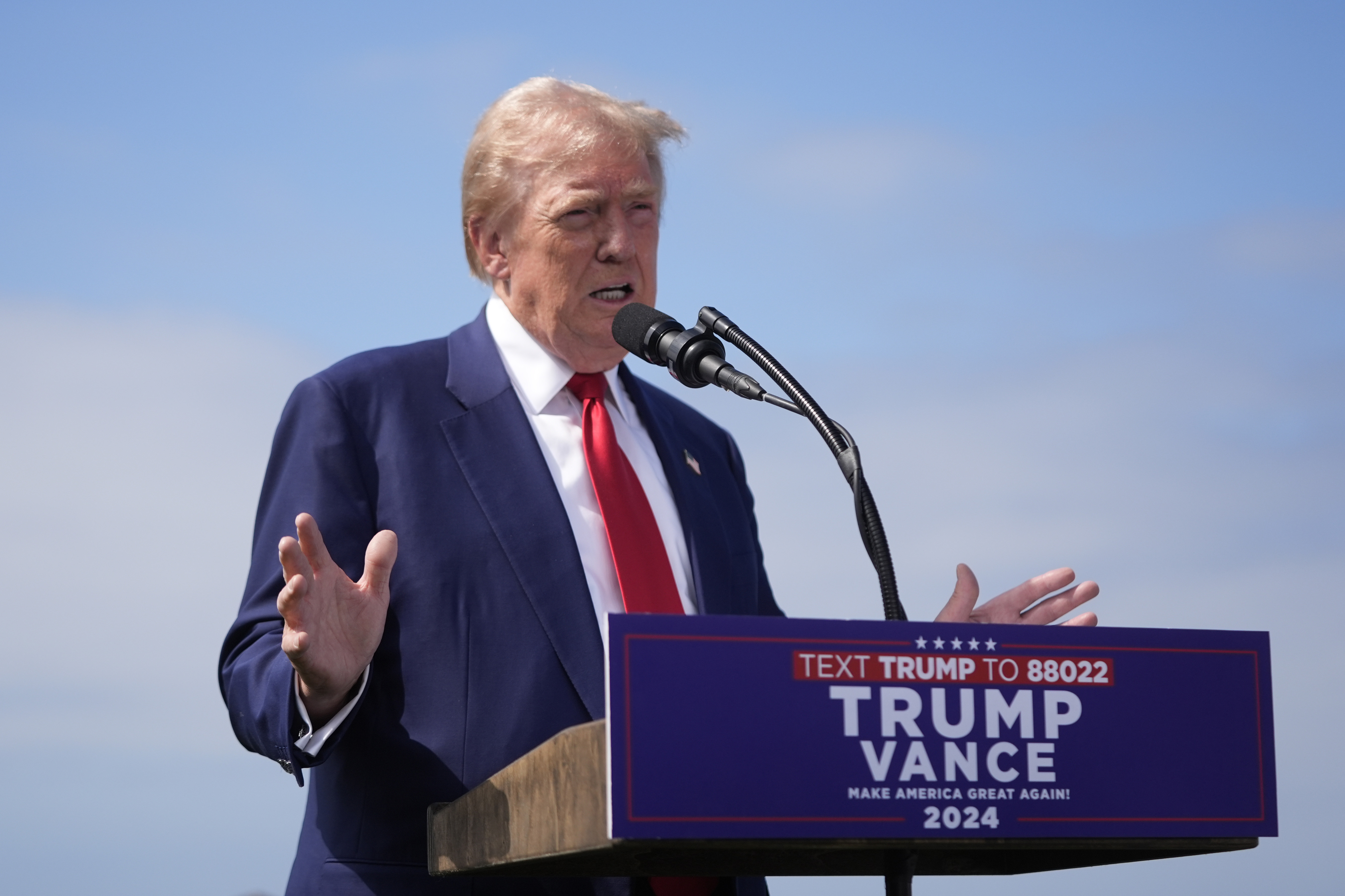 El expresidente Donald Trump, candidato presidencial republicano, habla durante una conferencia de prensa celebrada en el Trump National Golf Club Los Ángeles en Rancho Palos Verdes, California, el viernes 13 de septiembre de 2024. (Foto AP/Jae C. Hong)