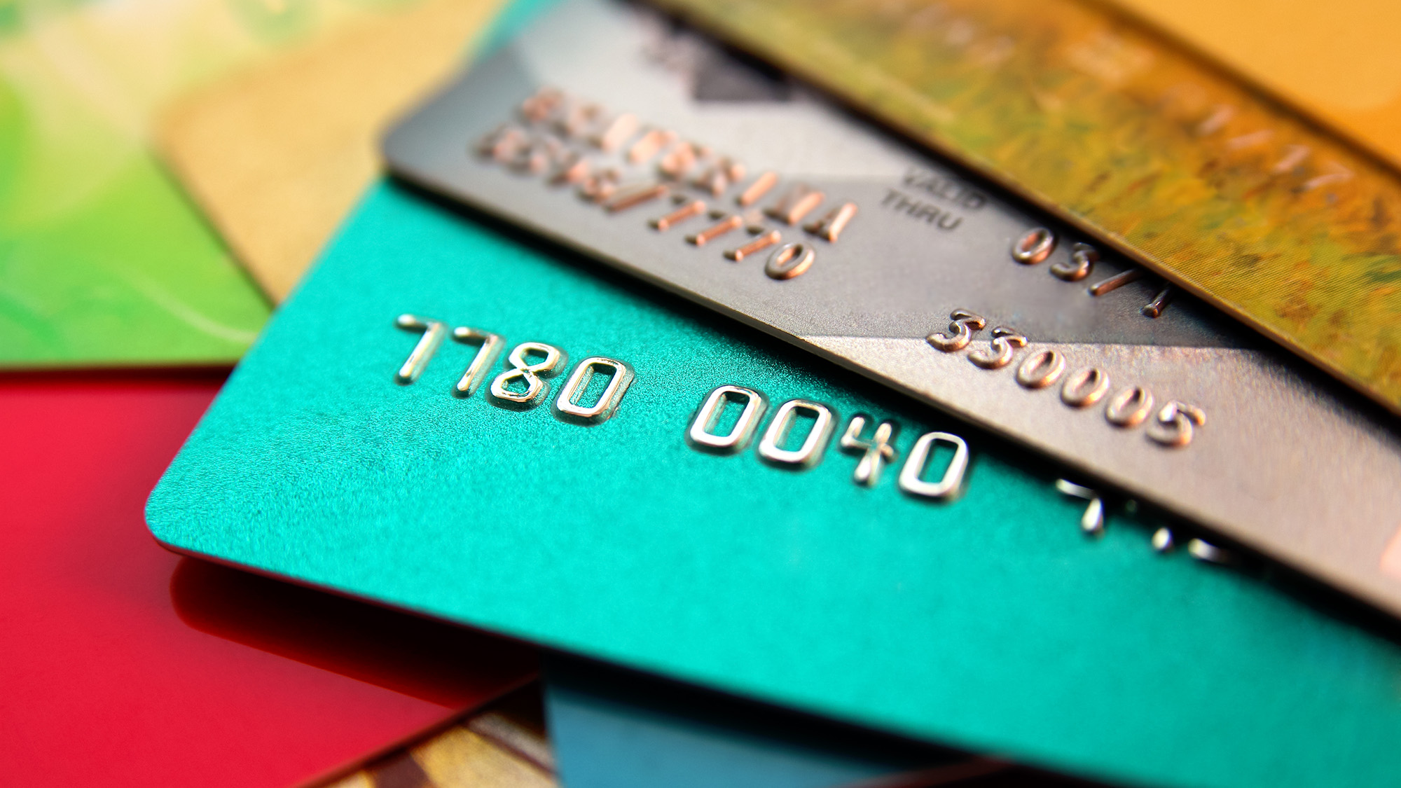 pila de tarjetas de crédito multicolores, vista de cerca con enfoque selectivo