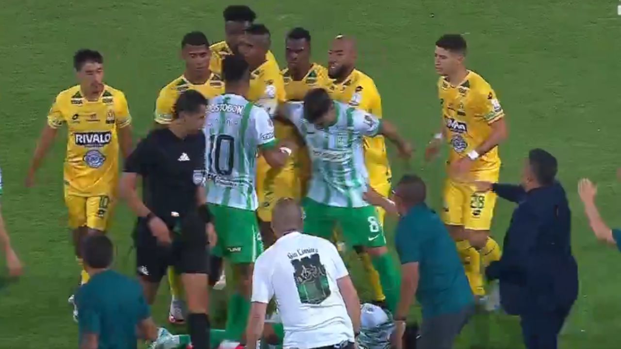Momento fuerte del duelo en el Atanasio.