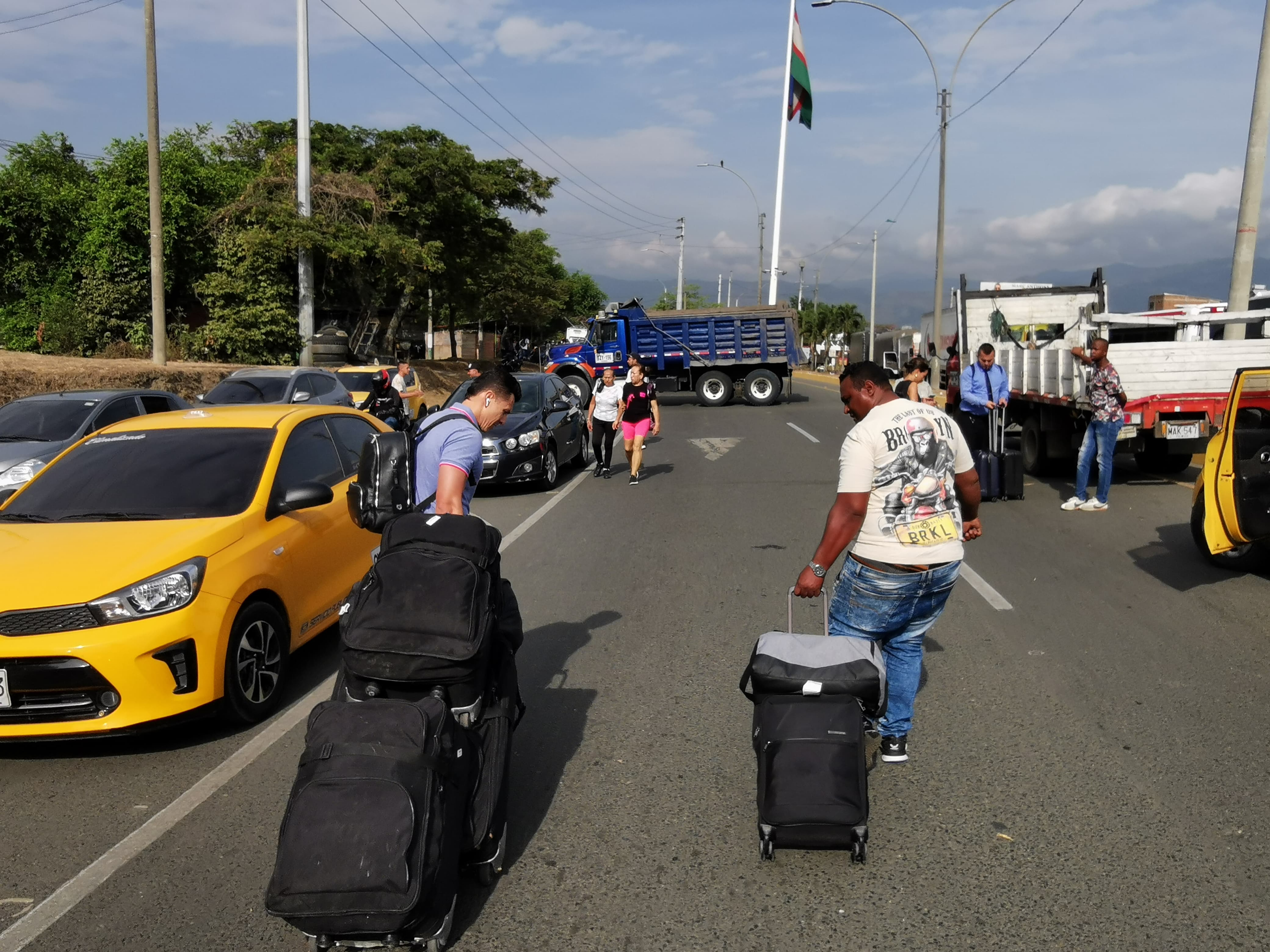 bloqueo de camioneros en el paso del comercio, pasajeros que van al aeropuerto Alfonso Bonilla deben pasar caminando.