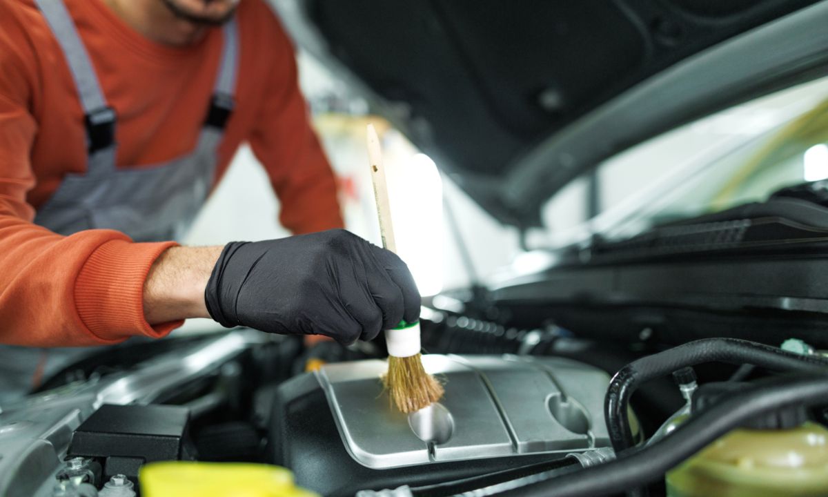 Así se debe limpiar el motor de un carro.