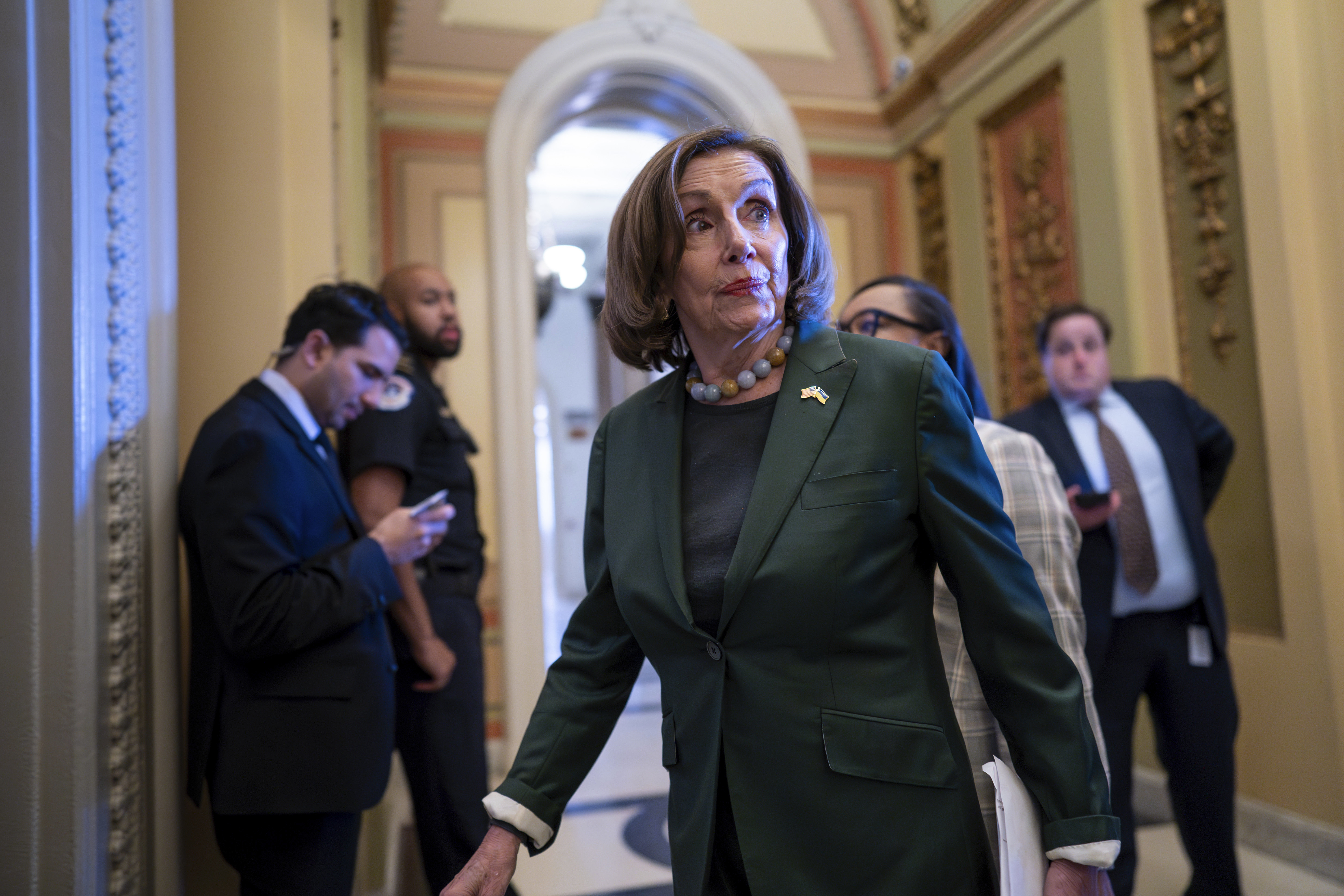 La ex presidenta de la Cámara de Representantes, Nancy Pelosi (D-California), llega a la Cámara de Representantes donde los miembros aprobaron un proyecto de ley de financiación de 45 días para mantener abiertas las agencias federales, pero la medida debe pasar primero al Senado, en el Capitolio de Washington, el sábado 2 de septiembre.