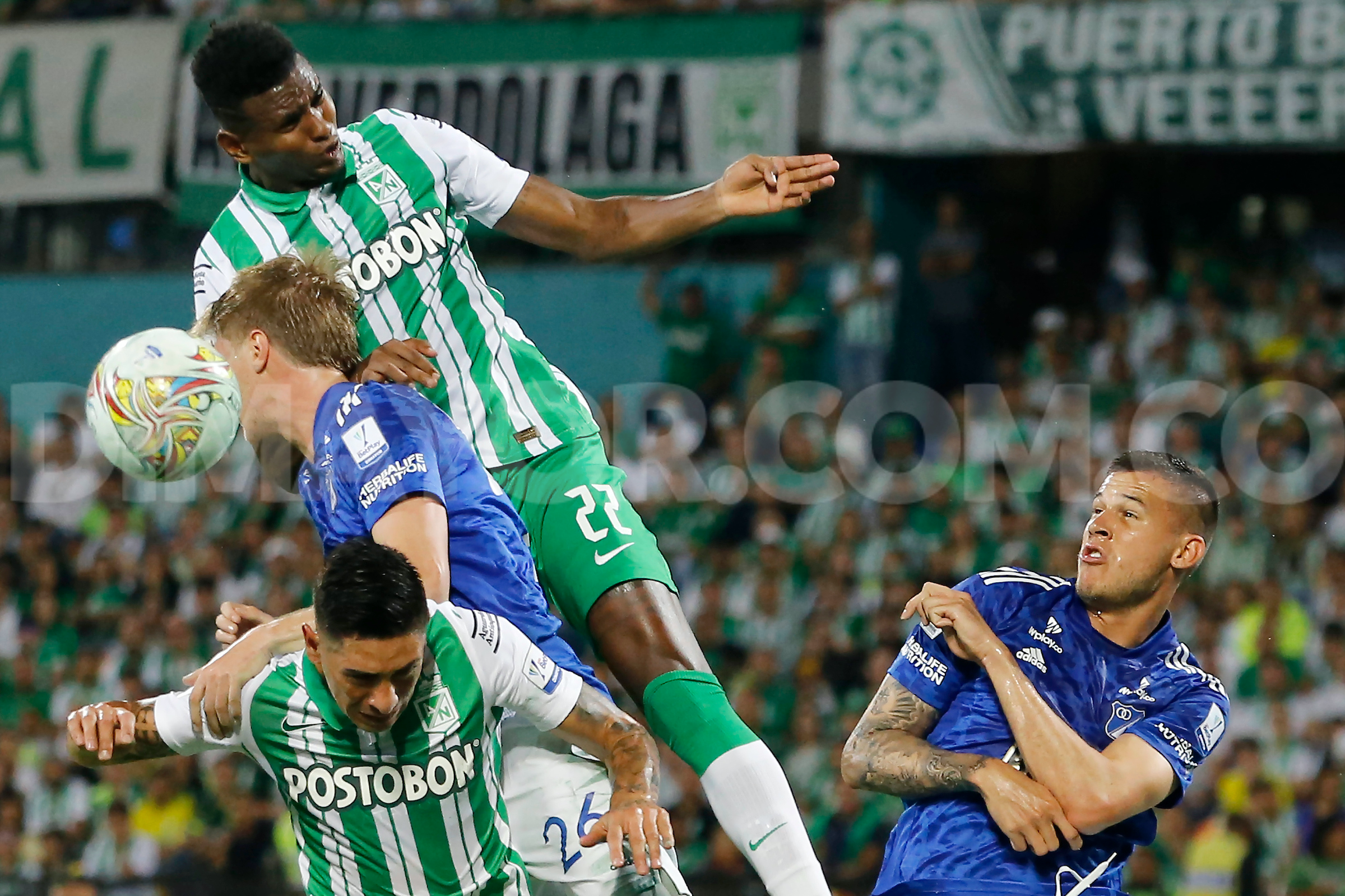 Juan David Cabal disputando un balón aéreo ante Millonarios