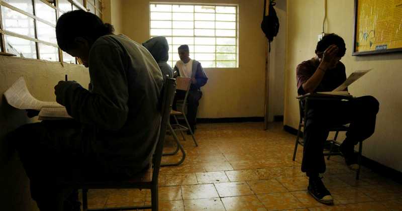 El área que más preocupa es matemáticas, ya que un 63% de los estudiantes no alcanzó el nivel II, que es considerado “el mínimo” para dominar los conocimientos fundamentales en esta asignatura.