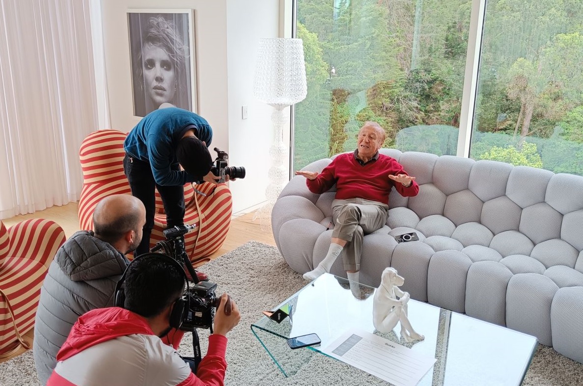 Rodolfo Hernández de su apartamento en el norte de Bogotá. Se estima que su patrimonio asciende a 100 millones de dólares.