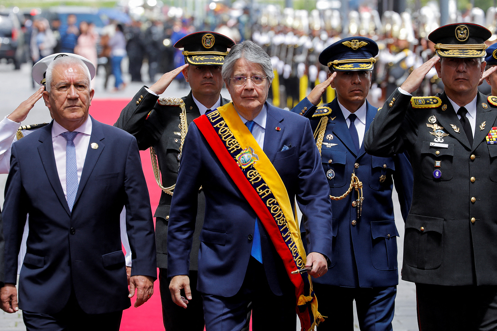 El presidente de Ecuador, Guillermo Lasso, camina, el día de su informe anual a la nación, una semana después de disolver la Asamblea Nacional y convocar a elecciones anticipadas, en Quito, Ecuador, el 24 de mayo de 2023. 