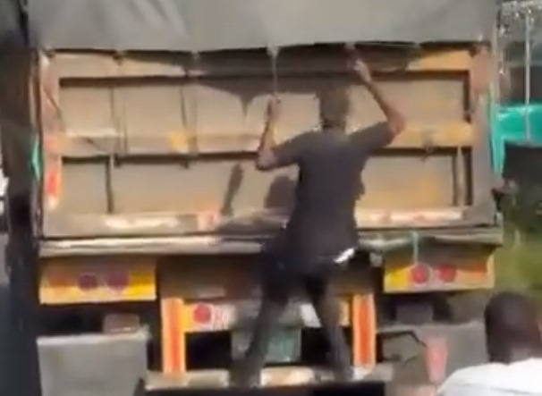 El asaltante desamarró las ataduras de seguridad y entró a la zona de carga por varios segundos.