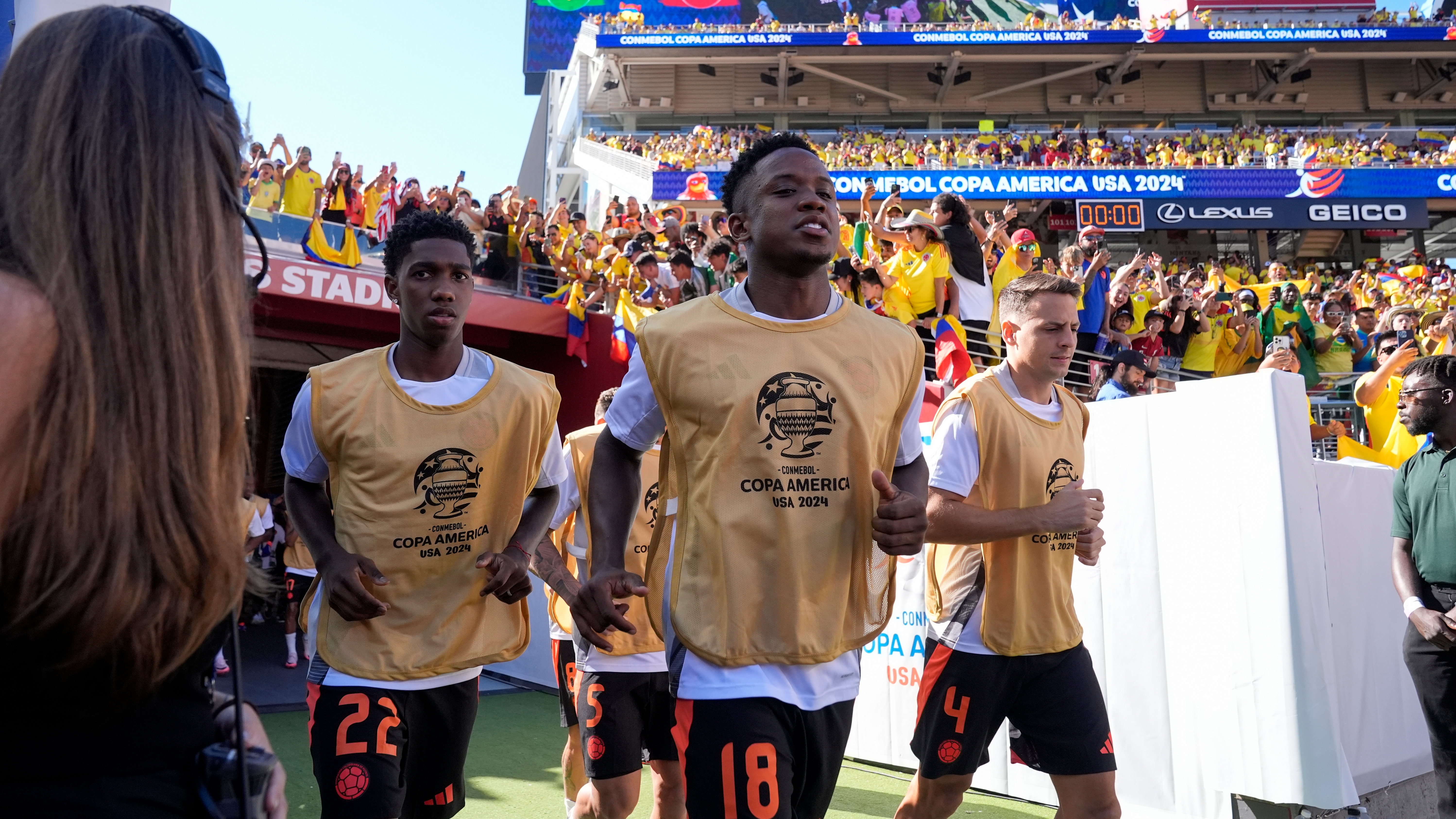 Yaser Asprilla (izquierda) Luis Sinisterra (centro) y Santiago Arias (derecha) con la Selección Colombia en el duelo ante Brasil por la fecha 3 del grupo D en la Copa América 2024.