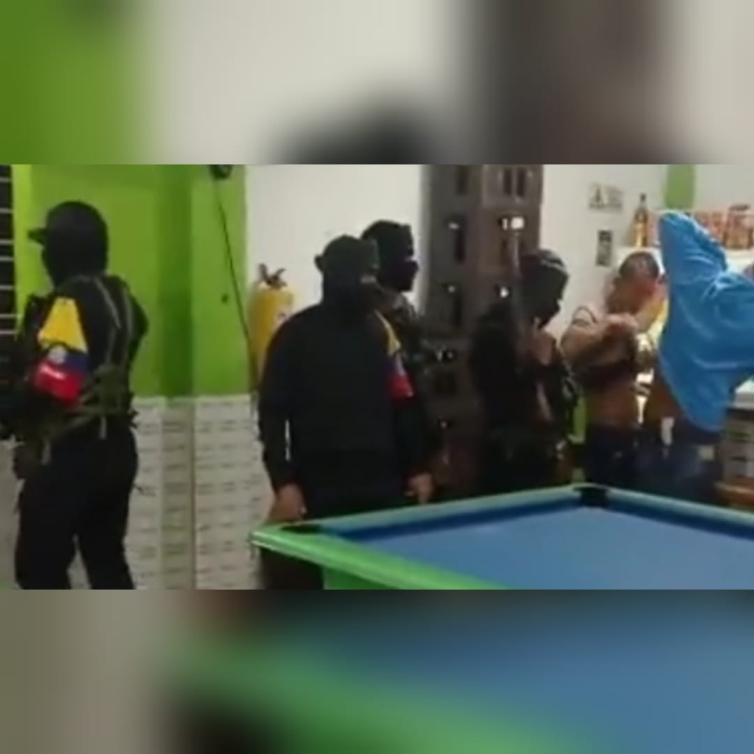 Hombres armados patrullando en Tibú, Norte de Santander.