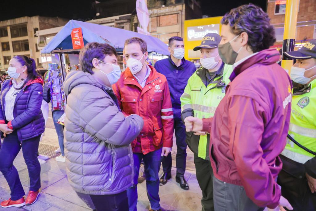 El alcalde ( e) de Bogotá, Luis Ernesto Gómez lideró los operativos nocturnos en Bogotá.