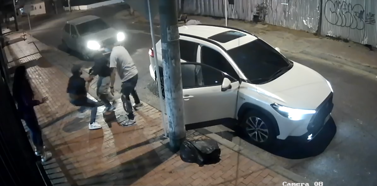 Los ladrones esperaron a que los ocupantes desbloquearan las puertas para abalanzarse sobre los pasajeros.