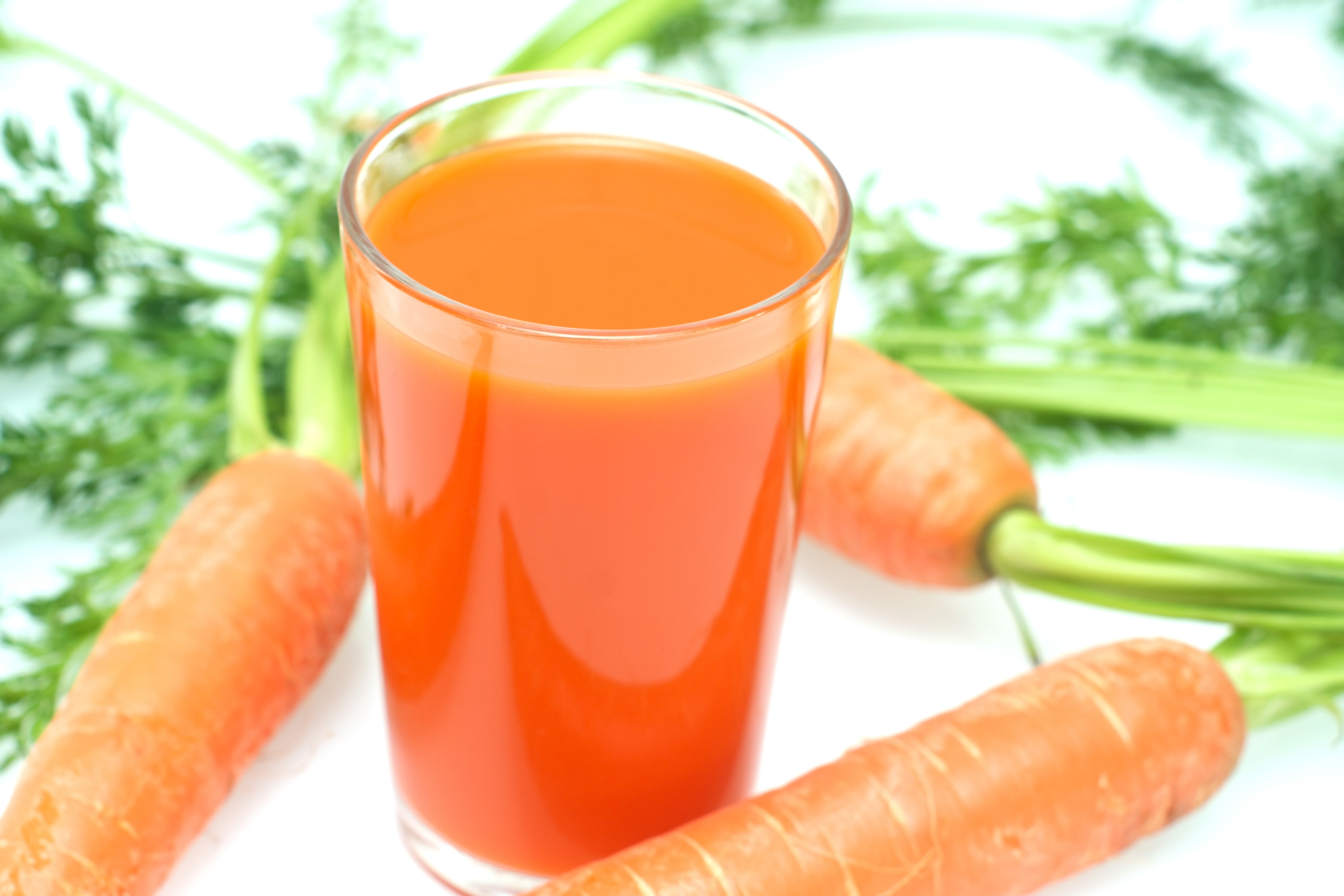 Que pasa si se toma agua de zanahoria en las mañanas?