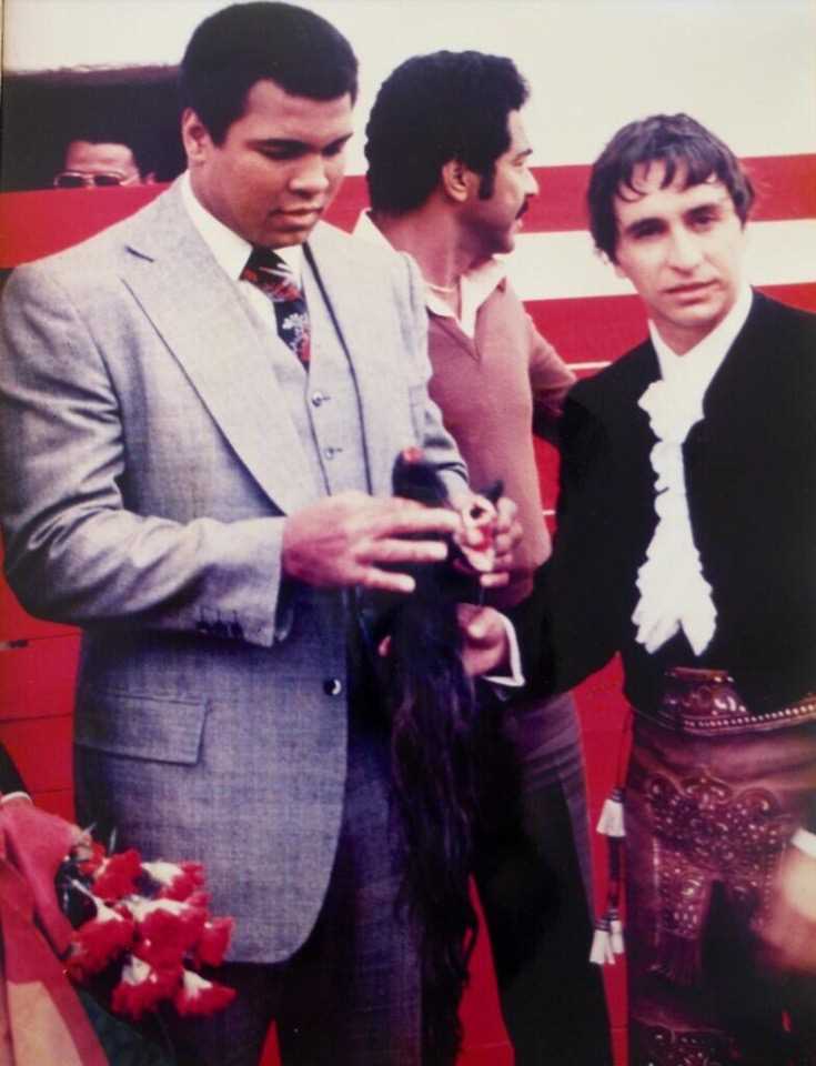 Muhammad Ali le entrega al torero Jorge Herrera las dos orejas del toro 