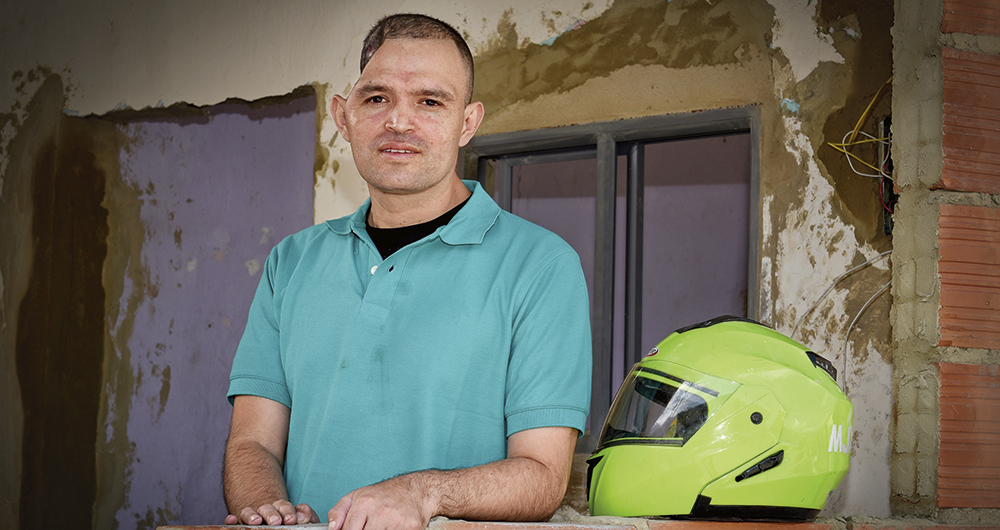    La historia del patrullero Harvey Ardila es la muestra de lo expuestos que están los integrantes de la fuerza pública al cuidar a los colombianos y luchar contra la delincuencia. Su madre debe cuidarlo como si hubiera vuelto a nacer.