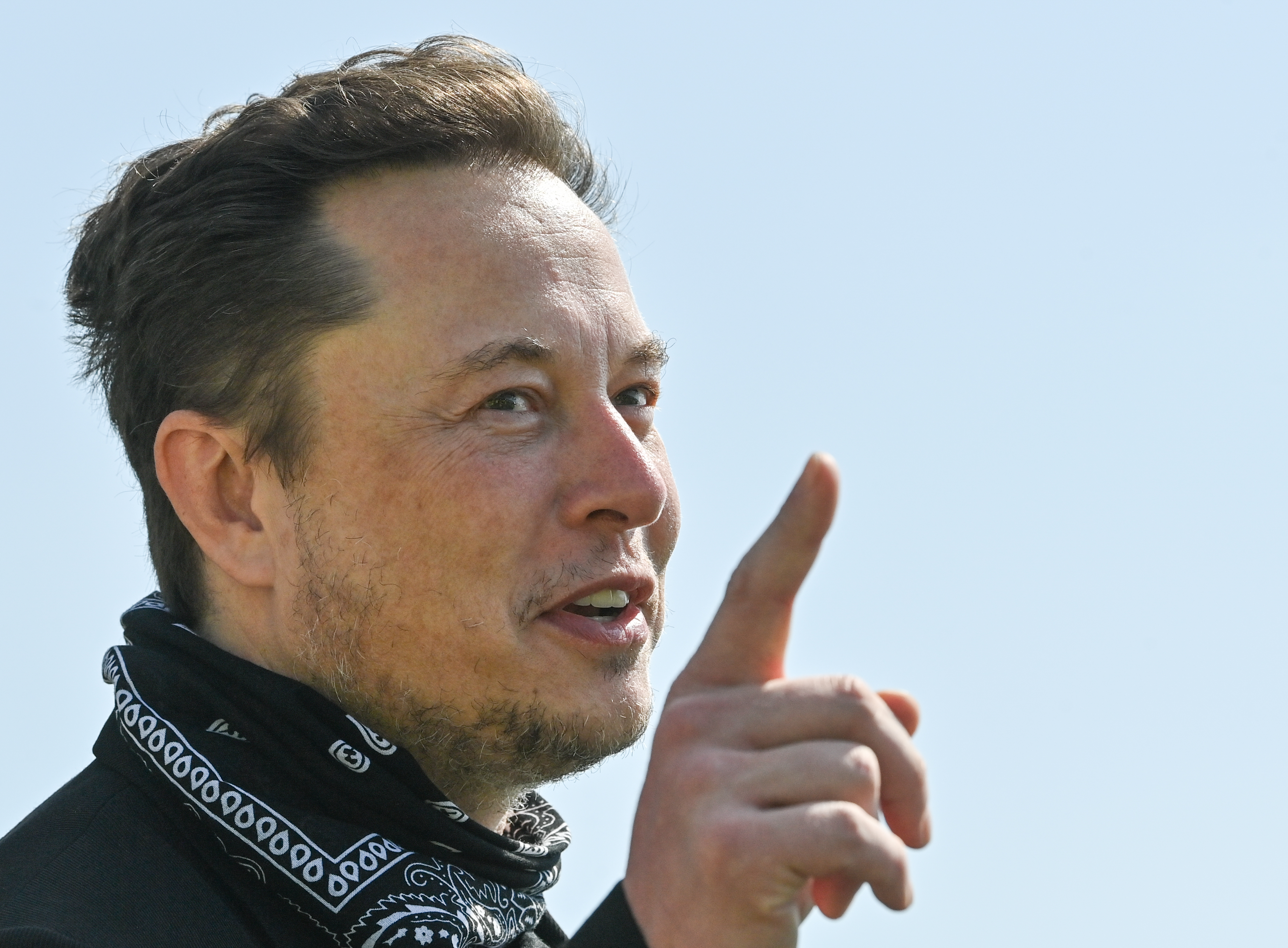 GRUENHEIDE, ALEMANIA - 13 DE AGOSTO: El CEO de Tesla, Elon Musk, habla durante un recorrido por la planta de la futura fundición de la Gigafactory de Tesla el 13 de agosto de 2021 en Grünheide, cerca de Berlín, Alemania. La compañía estadounidense planea construir alrededor de 500,000 de las series compactas Model 3 y Model Y aquí cada año. (Foto de Patrick Pleul - Pool / Getty Images)