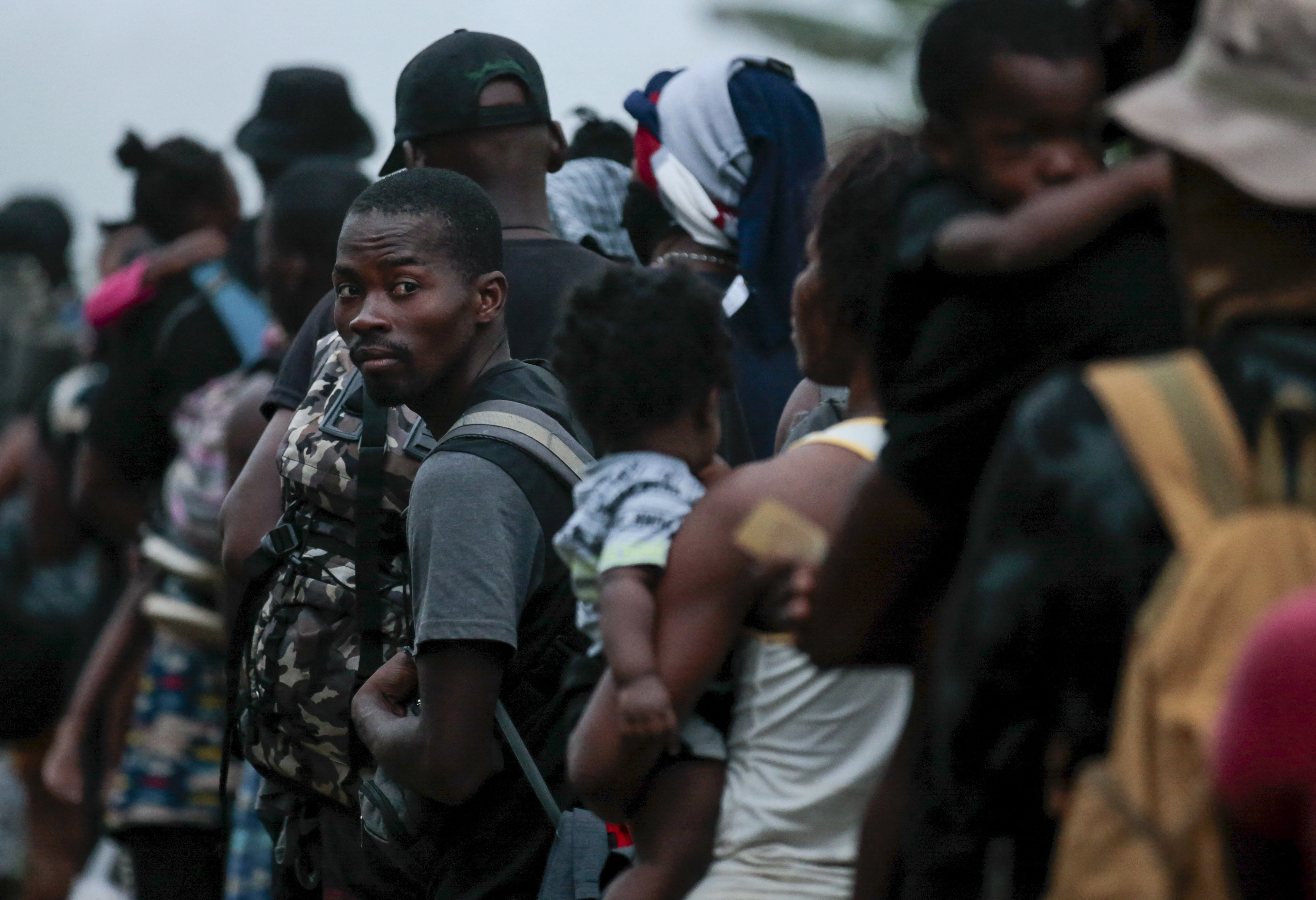 Migrantes en cola para ser transportados desde el poblado de Bajo Chiquito hasta la Estación de Recepción de Migrantes en Lajas Blancas, Provincia de Darién, en Panamá el 23 de agosto de 2021. - Migrantes de Haití y otros países arriban a territorio panameño, luego de caminar durante cinco días en el Darién Gap. . Panamá y Colombia llegaron a un acuerdo para controlar la avalancha de migrantes que cruzan la frontera común hacia Estados Unidos. (Foto de ROGELIO FIGUEROA / AFP)
