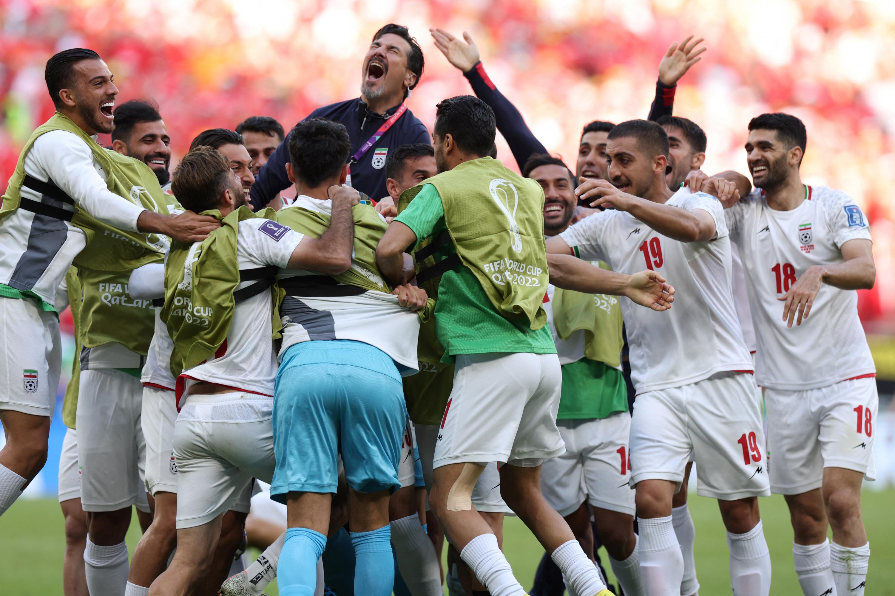 Mundial 2022. Do Qatar a Teerão, as imagens dos festejos iranianos após a  vitória sobre o País de Gales. – Observador