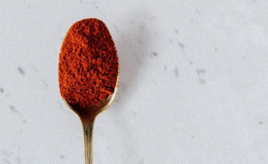 Pimienta cayena en cuchara de cocina.