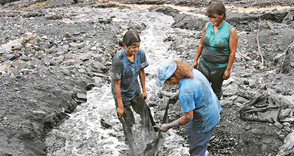 En 1987 el gobierno prohibió que las mujeres trabajen en labores subterráneas relacionadas con minería.